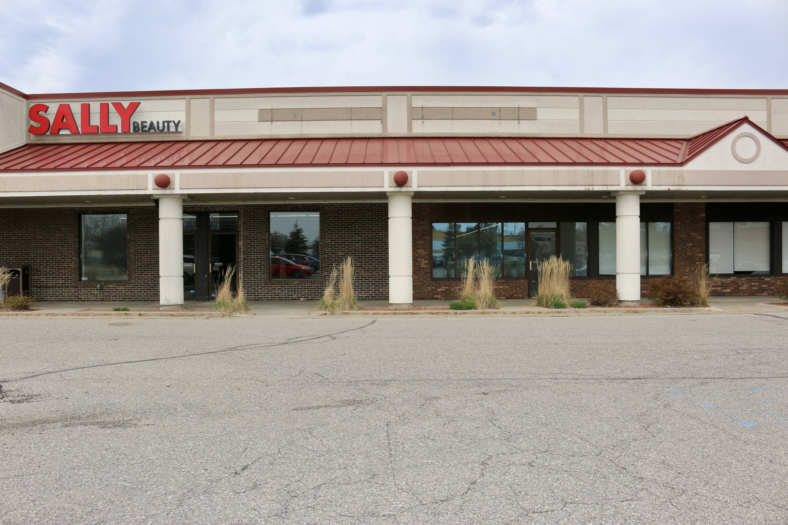 1900 S Saginaw Rd, Midland, MI 48640