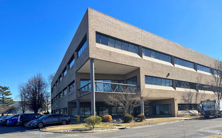 Pictures of Office property located at 1015 Corporate Square Dr, St. Louis, MO 63132 for sales - image #1