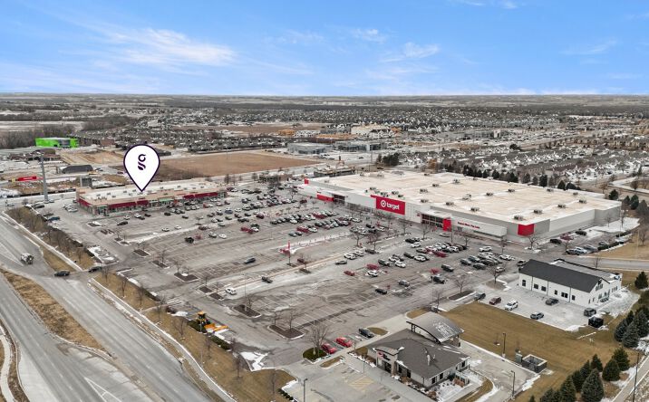 Pictures of Retail property located at 3900 Yankee Hill Rd, Lincoln, NE 68516 for lease - image #1