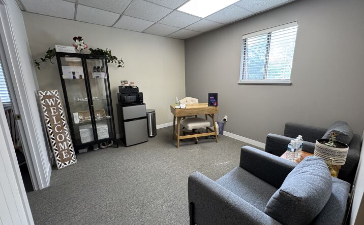 Pictures of Office property located at 1004 Brodhead Rd, Carnot-Moon, PA 15108 for lease - image #1