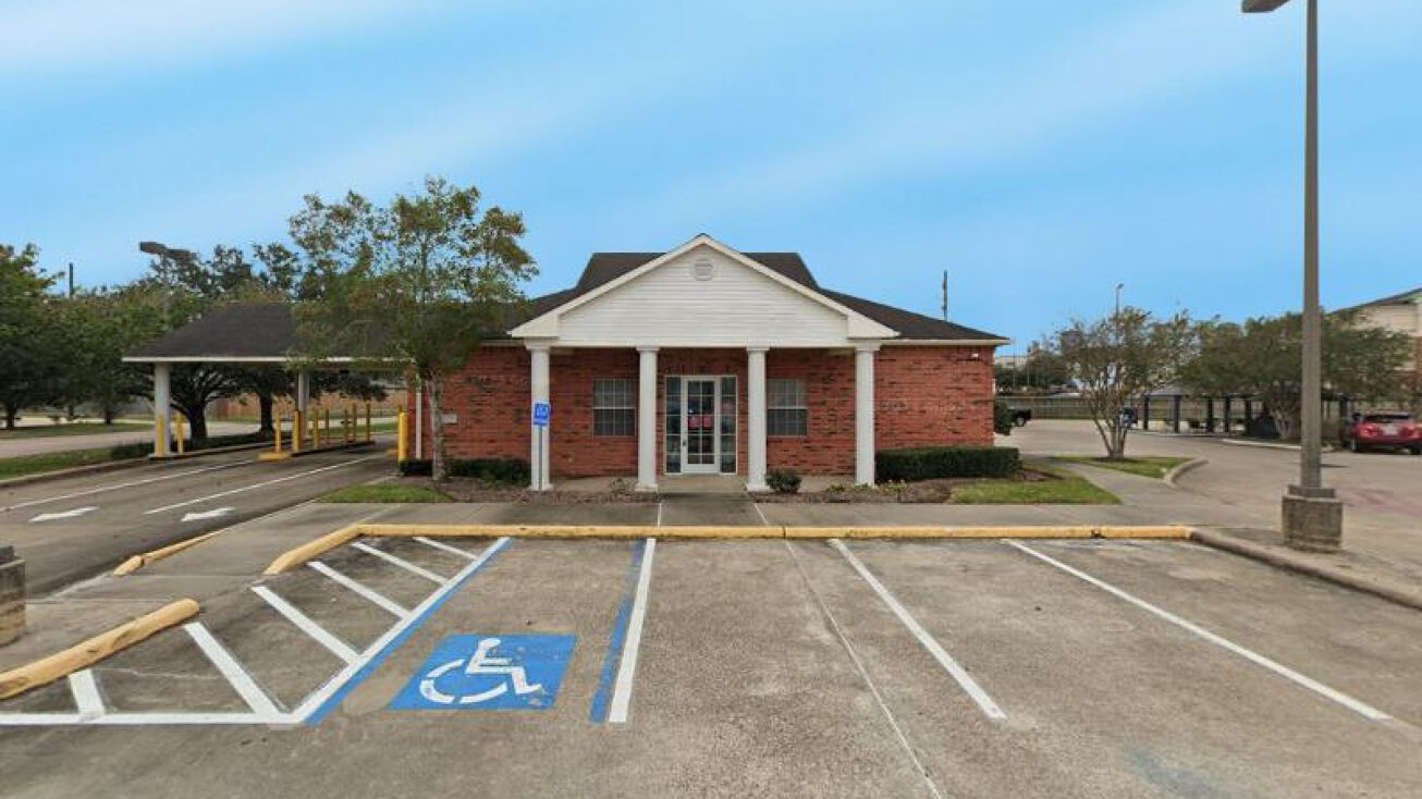 Pictures of Retail, Office, Land property located at 2624 McHard Rd, Pearland, TX 77584 for