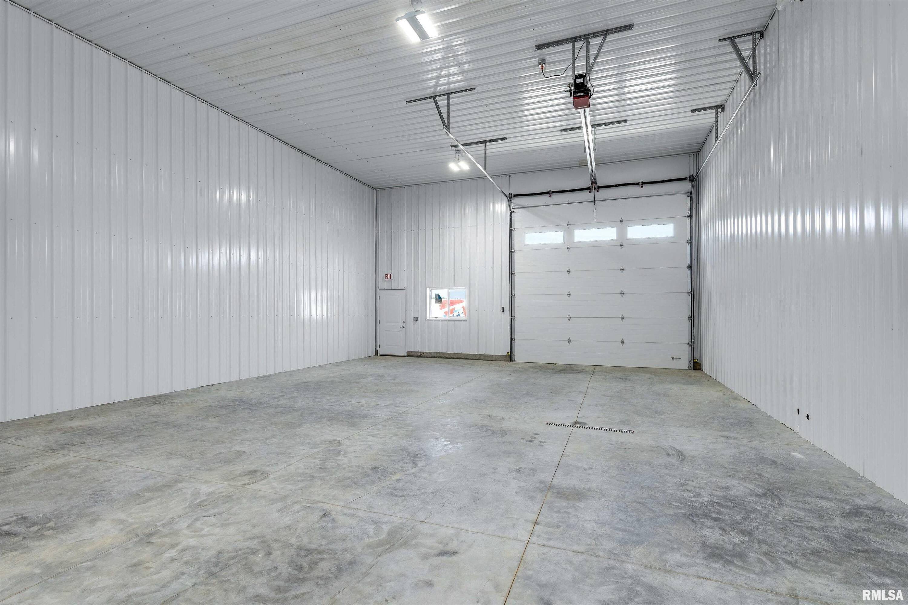 8420 N FAIRMOUNT Street, Davenport, IA 52806