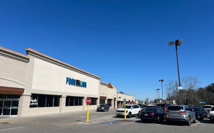 Pictures of Retail property located at 2022 Electric Rd, Roanoke, VA 24018 for lease - image #1