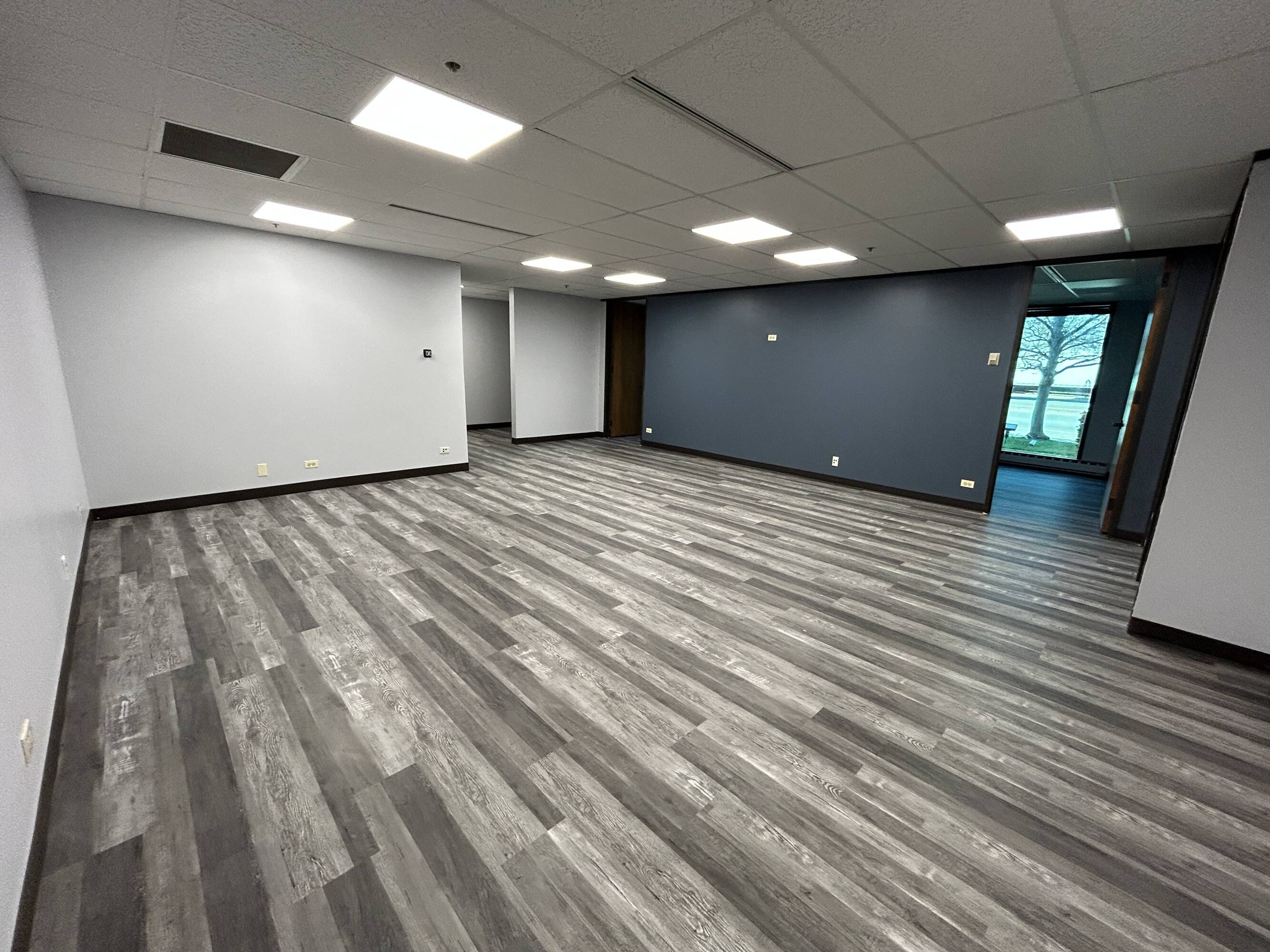 977 N Oaklawn Ave, Elmhurst, IL 60126