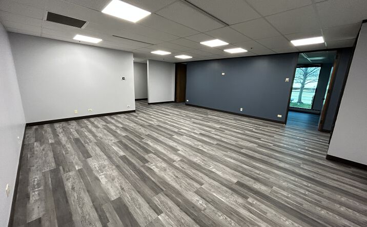 Pictures of Office property located at 977 N OAKLAWN Avenue, Elmhurst, IL 60126 for lease - image #1