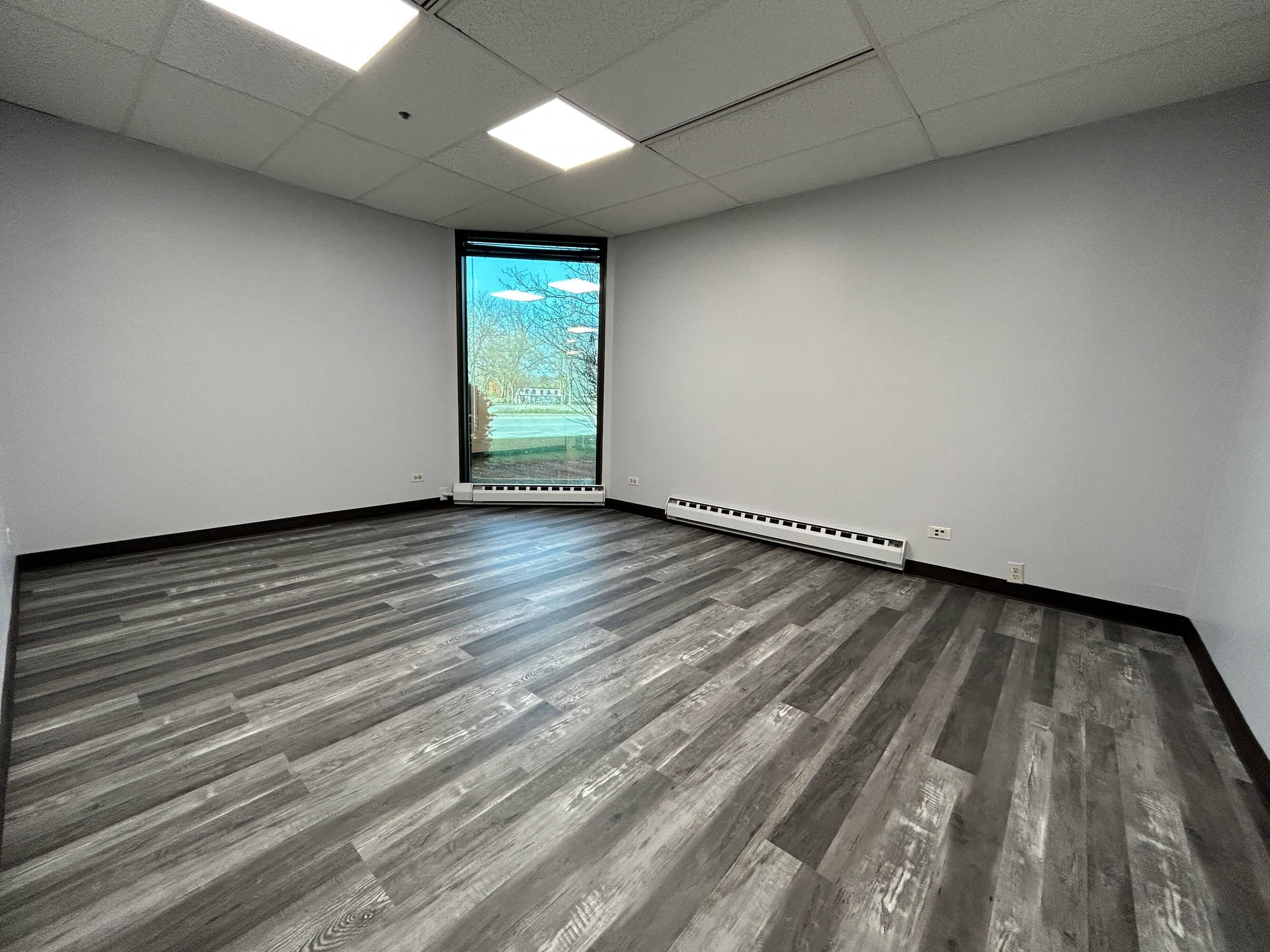 977 N Oaklawn Ave, Elmhurst, IL 60126