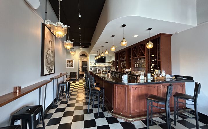 Pictures of Restaurant, Retail property located at 112 W Park Ave, Elmhurst, IL 60126 for lease - image #1