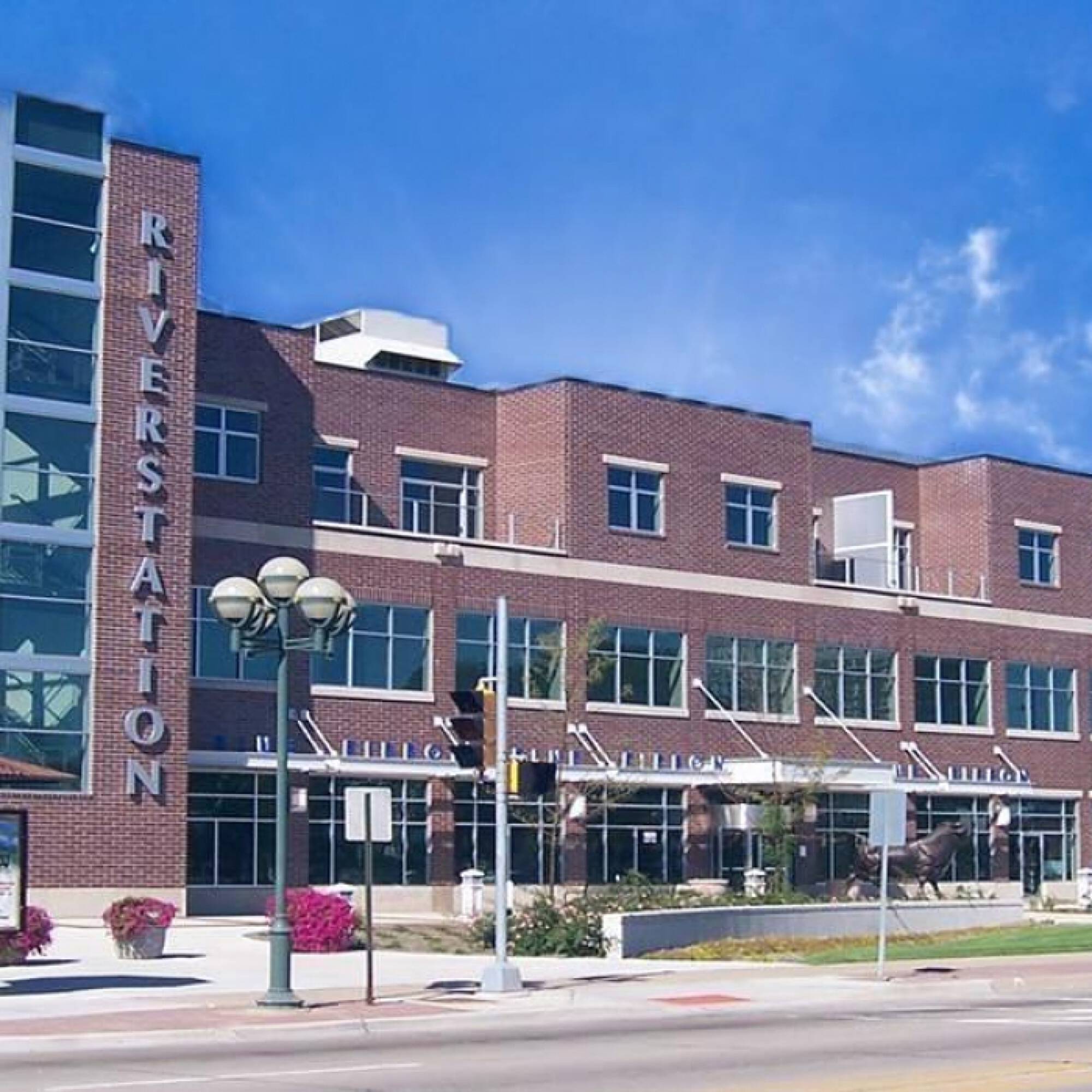 1601 River Dr, Moline, IL 61265 Retail Space for Lease 1601 River Drive