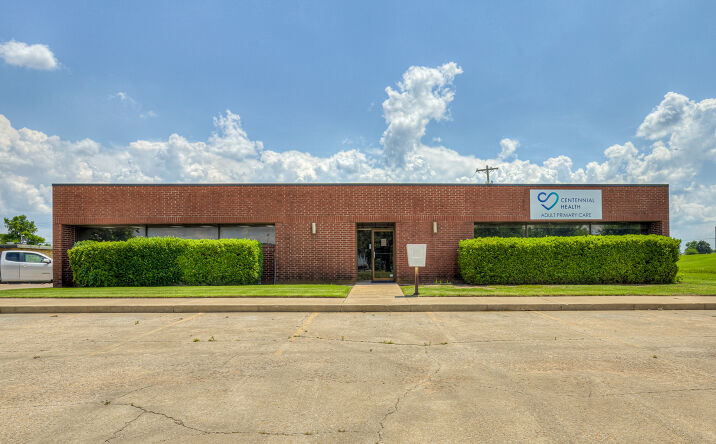 Pictures of Retail, Office property located at 2005 Parkview Dr, El Reno, OK 73036 for lease - image #1