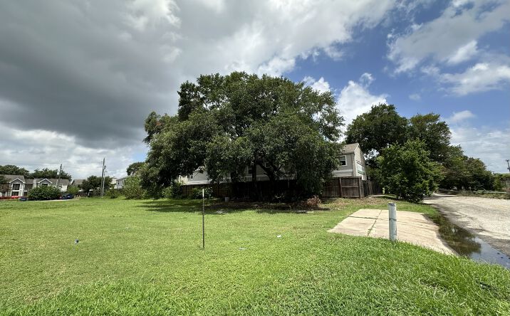 Pictures of Land, Retail, Restaurant property located at 3401 N Shepherd Dr, Houston, TX 77018 for lease - image #1