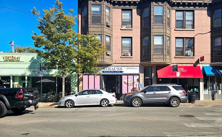 Pictures of Retail, Office property located at 2501 N. Lincoln Ave, Chicago, IL 60614 for lease - image #1
