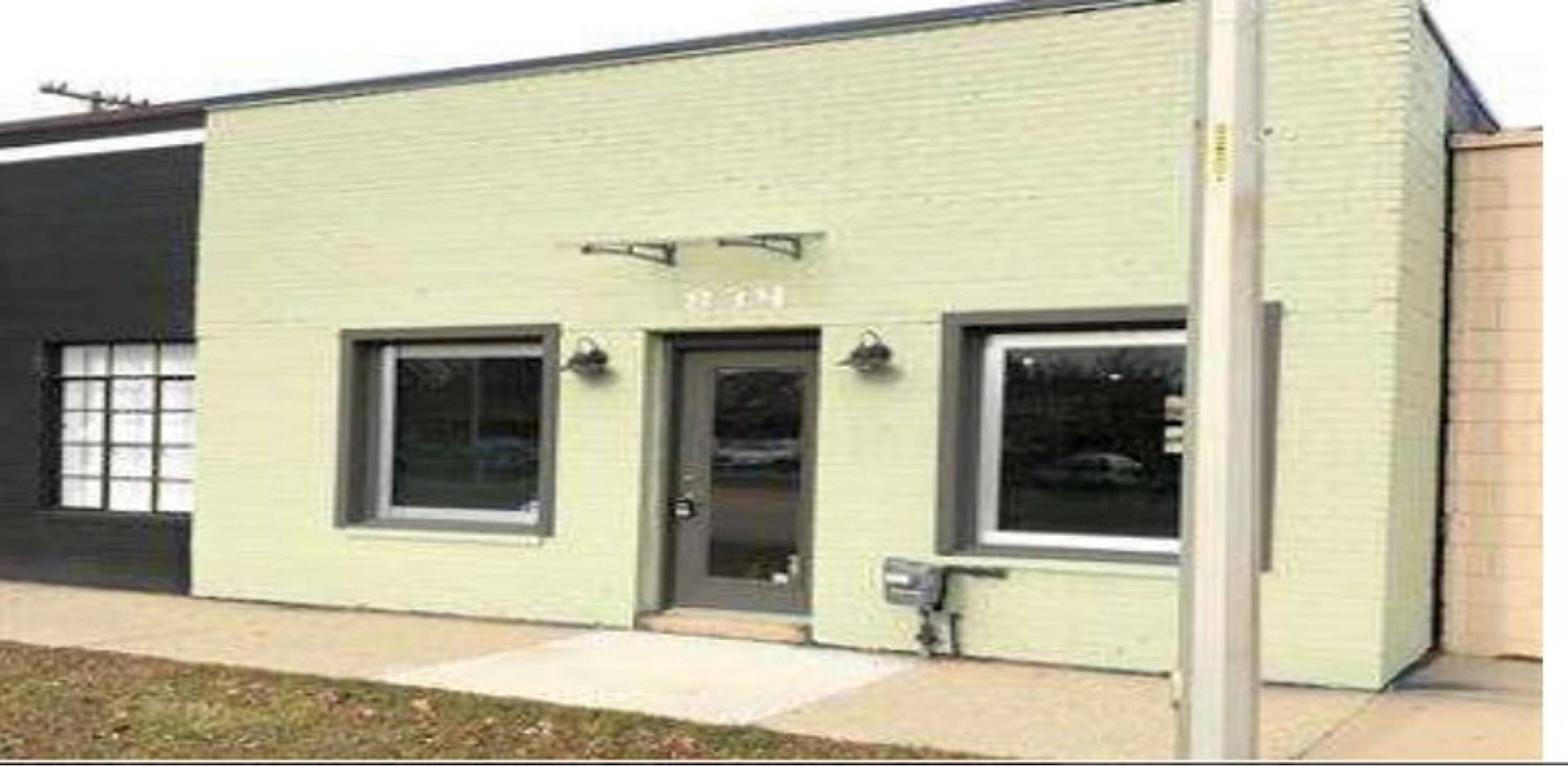 834 W 14 Mile Rd, Clawson, MI 48017