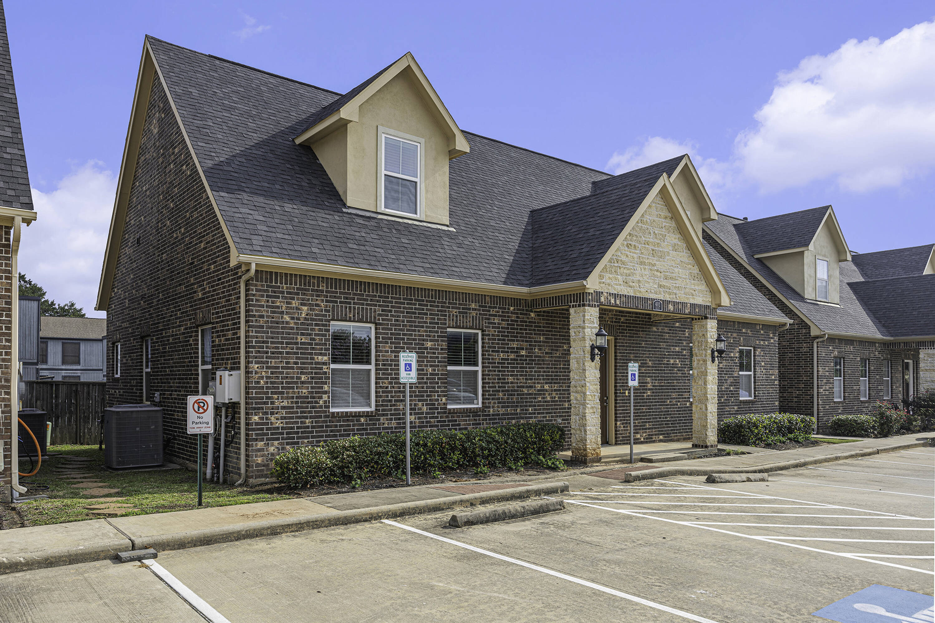 303 Longmire Rd, Conroe, TX 77304