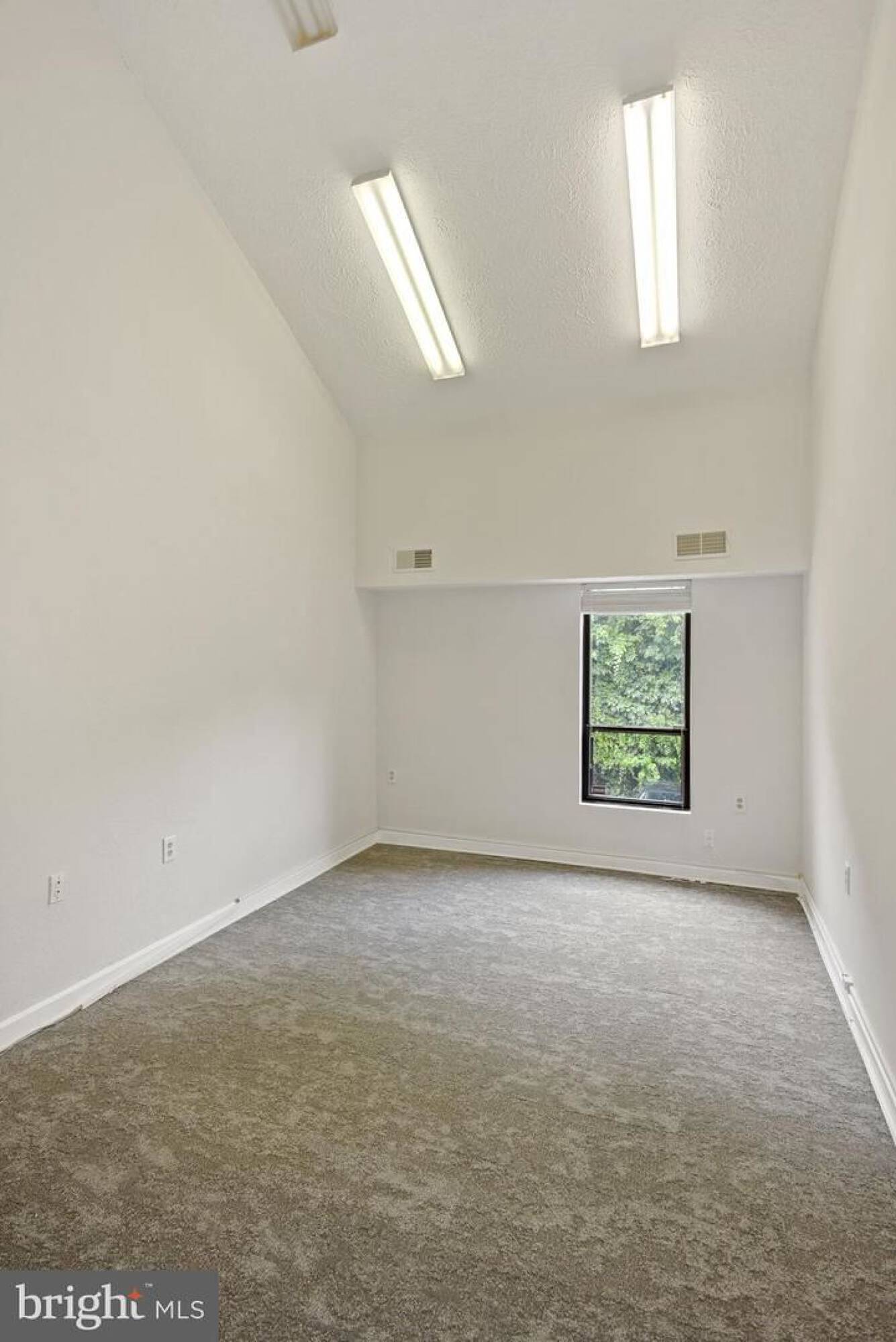 8571 Sudley Rd, Manassas, VA 20110