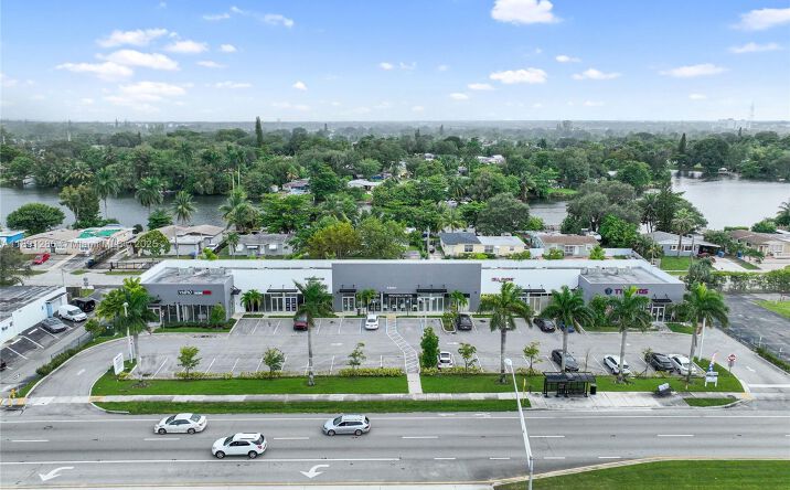 Pictures of Retail, Office, Restaurant property located at 4250 W Hallandale Beach Blvd, Pembroke Park, FL 33023 for lease - image #1