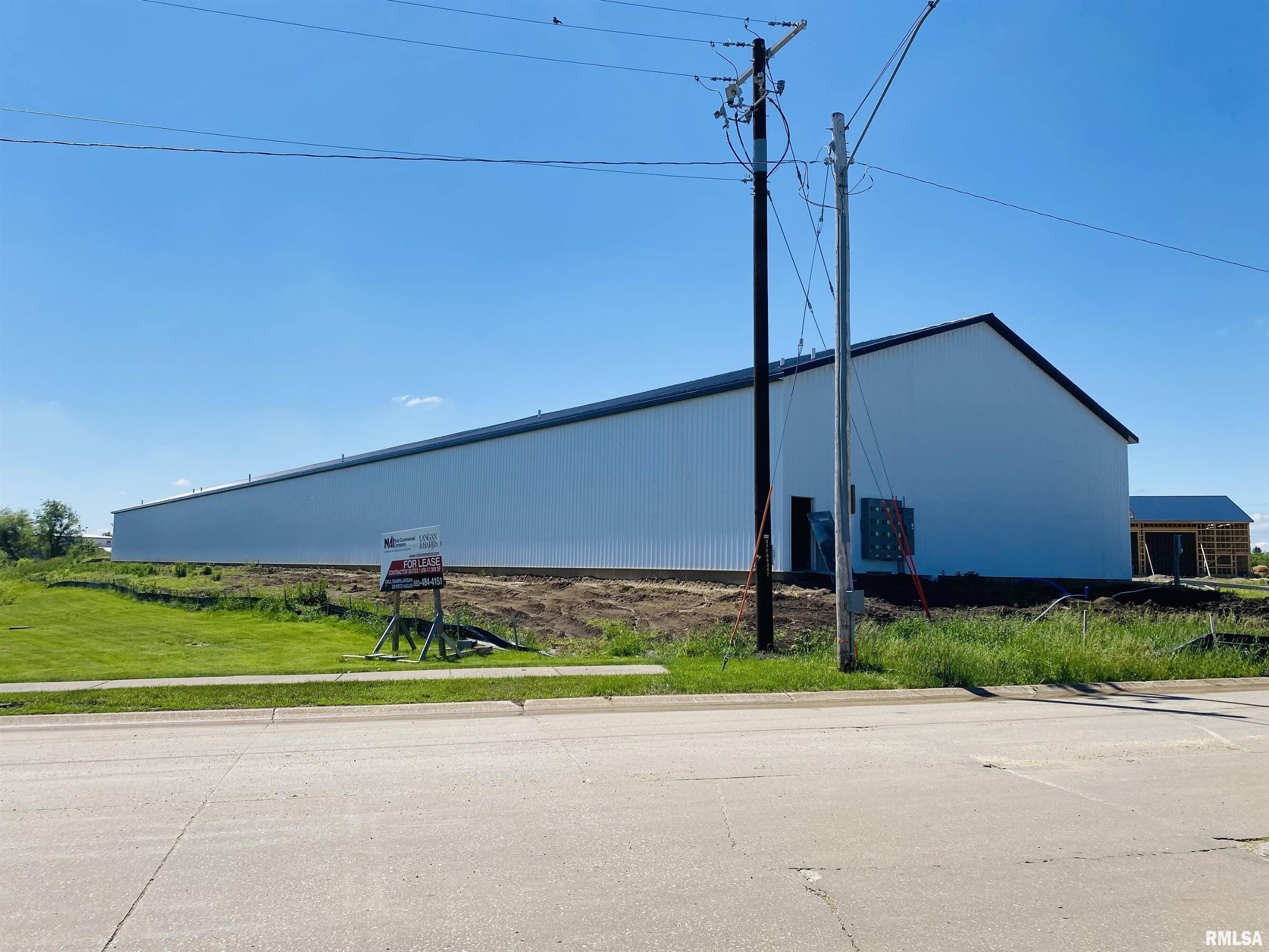 8450 N FAIRMOUNT Street, Davenport, IA 52806