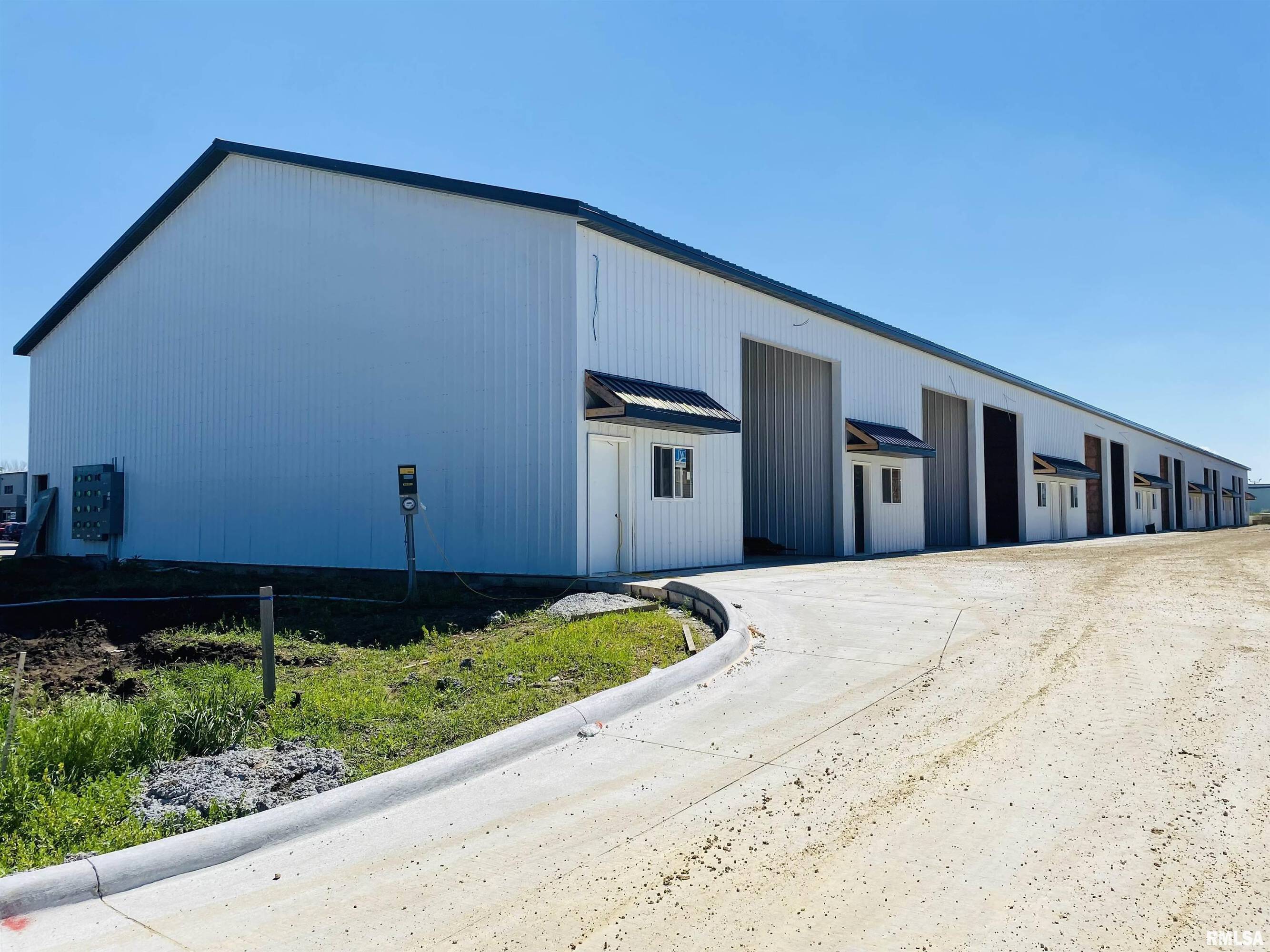 8450 N FAIRMOUNT Street, Davenport, IA 52806