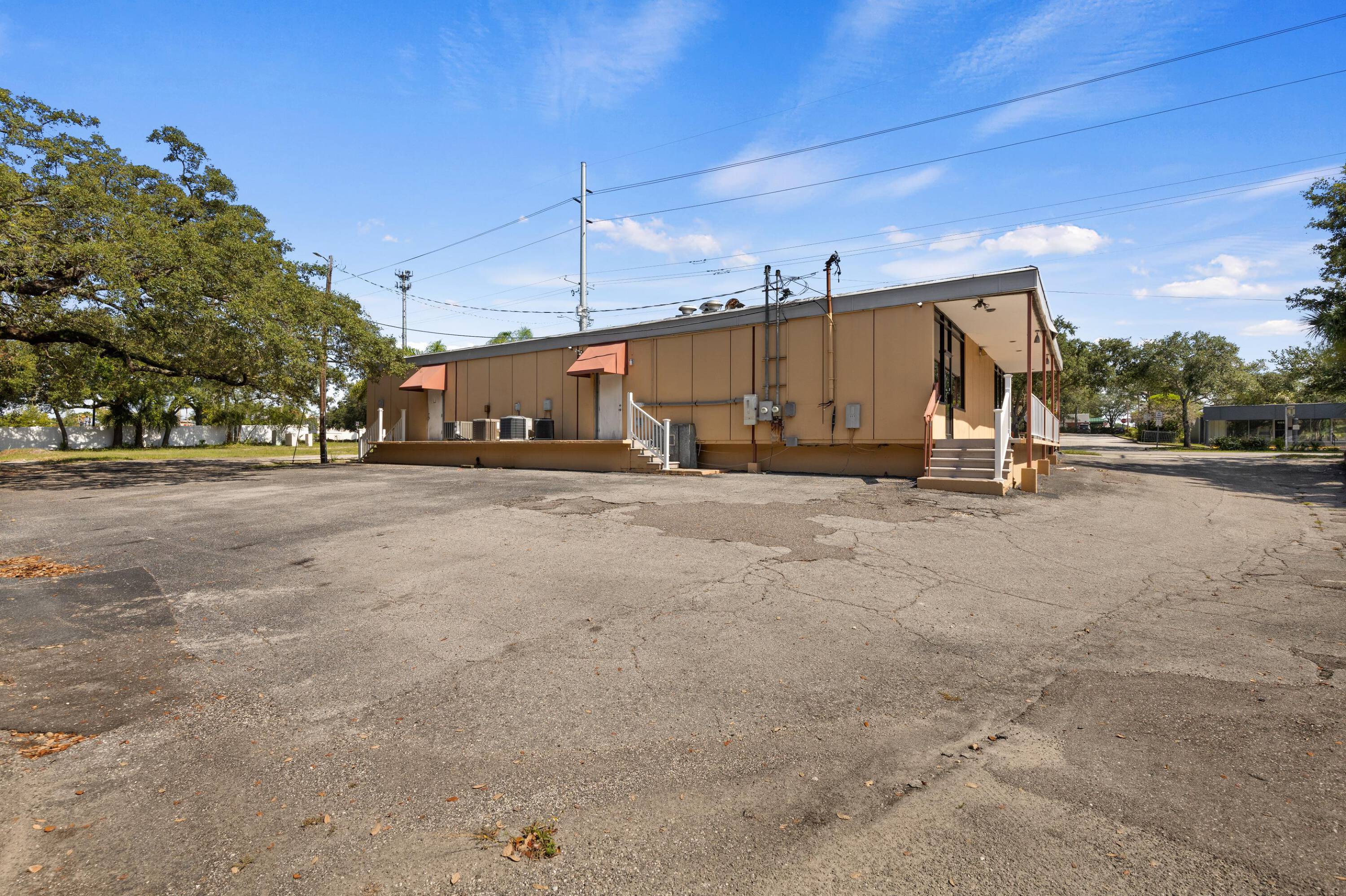 215 Bullard Pkwy, Tampa, FL 33617