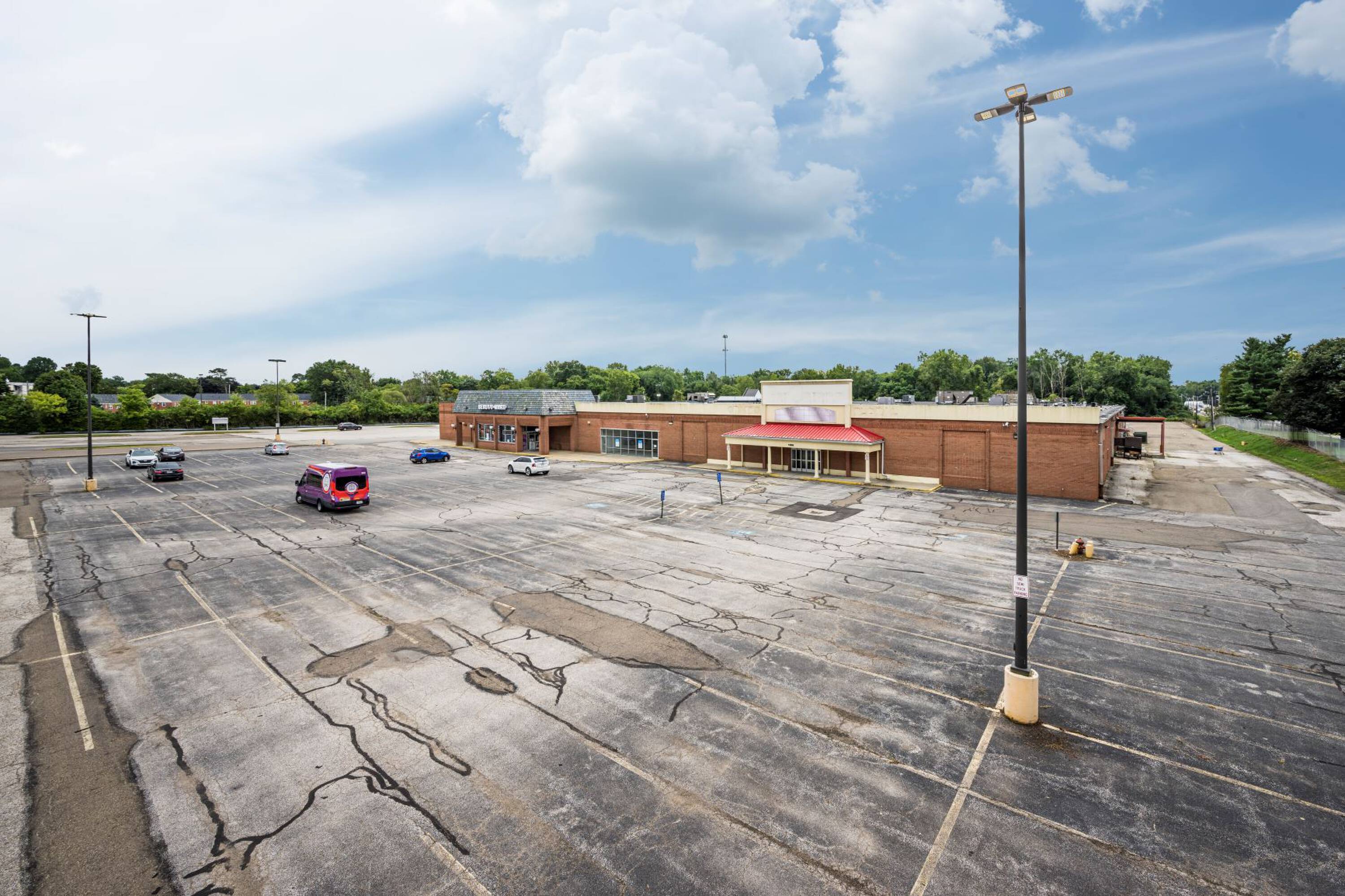 1890 W Market St, Akron, OH 44313