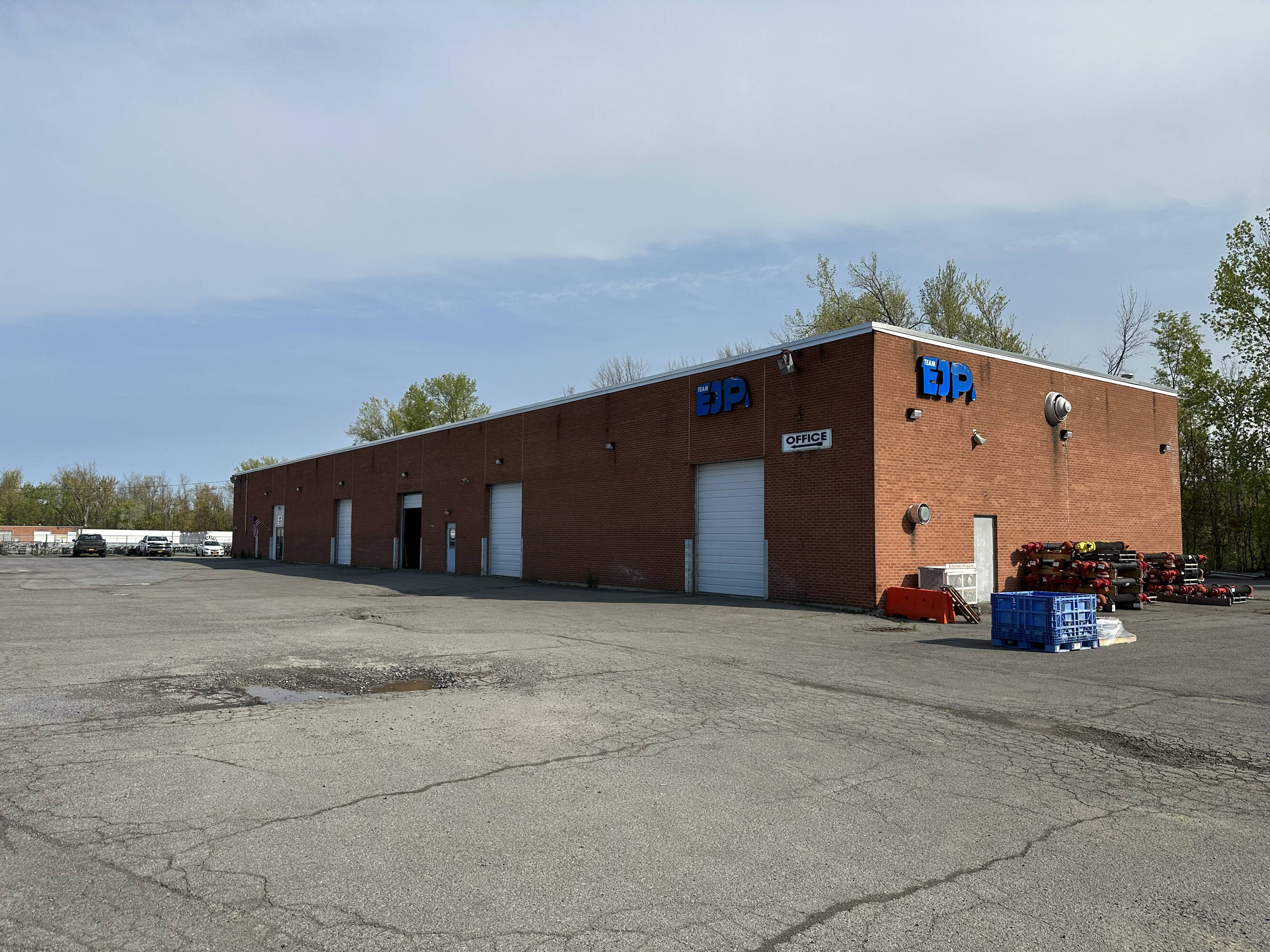 241 Farrell Rd, Syracuse, NY 13209