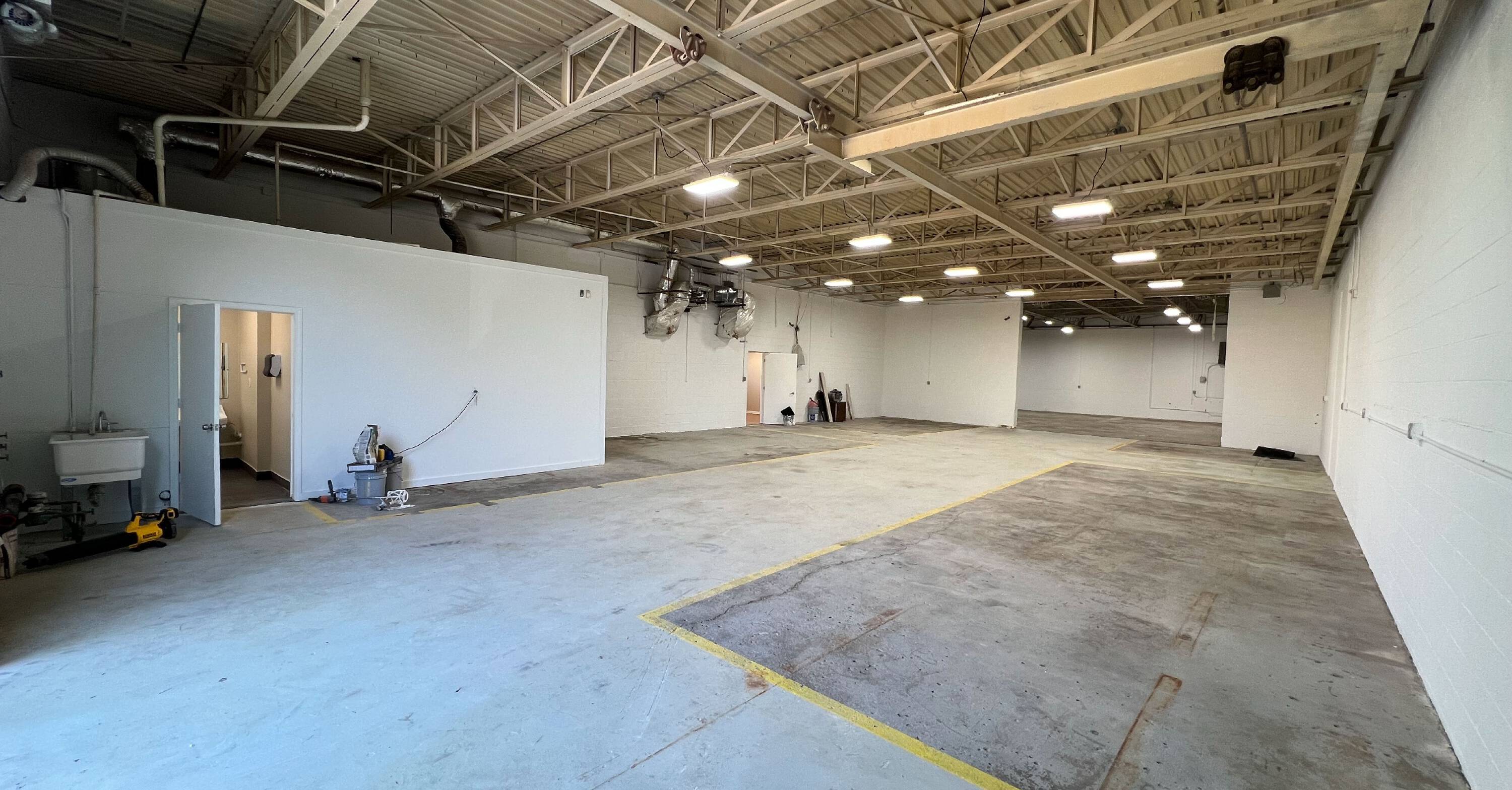 31715 Eight Mile Rd, Livonia, MI 48152