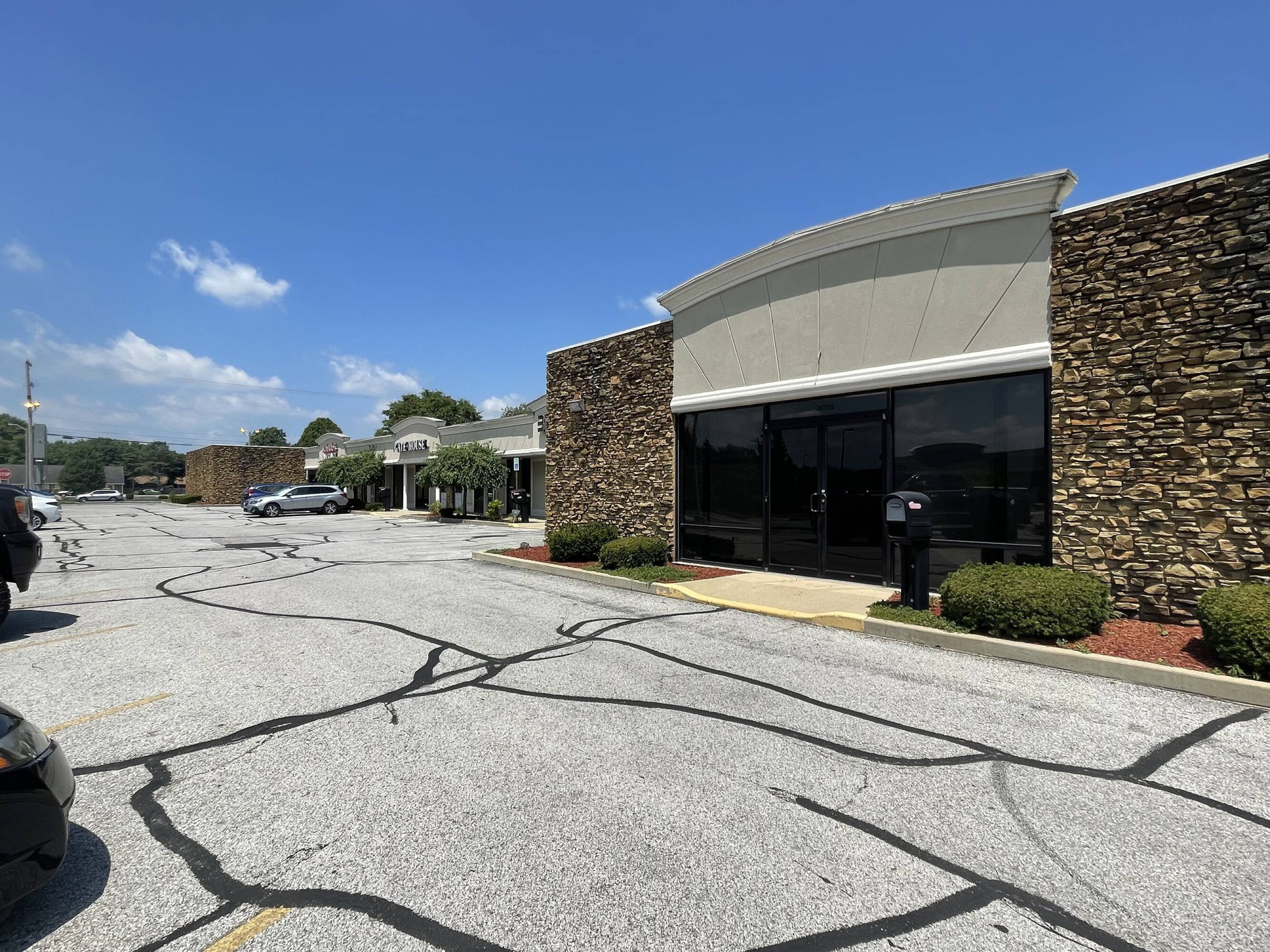 1672 Stonegate Dr, Greenwood, IN 46142