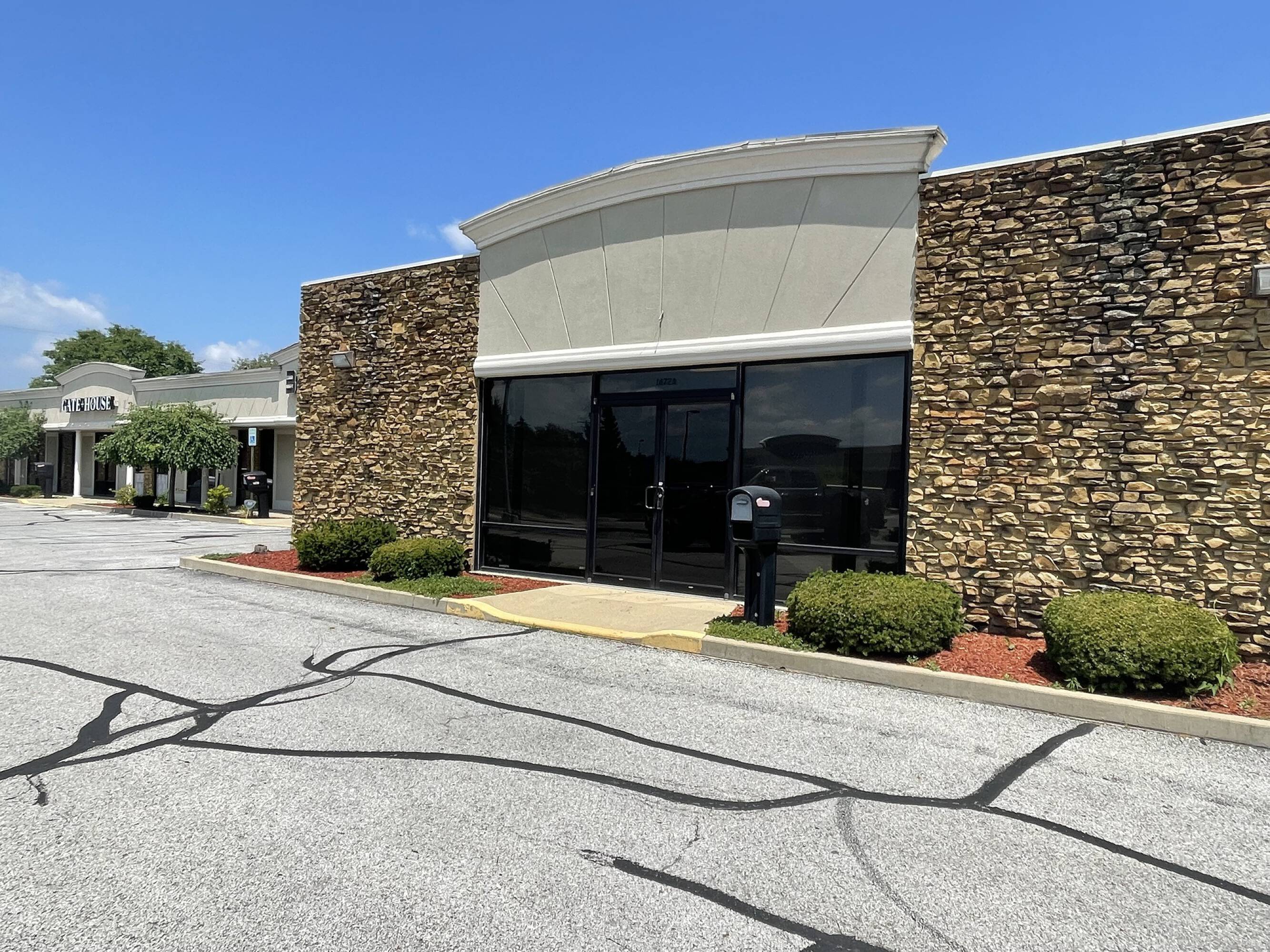 1672 Stonegate Dr, Greenwood, IN 46142