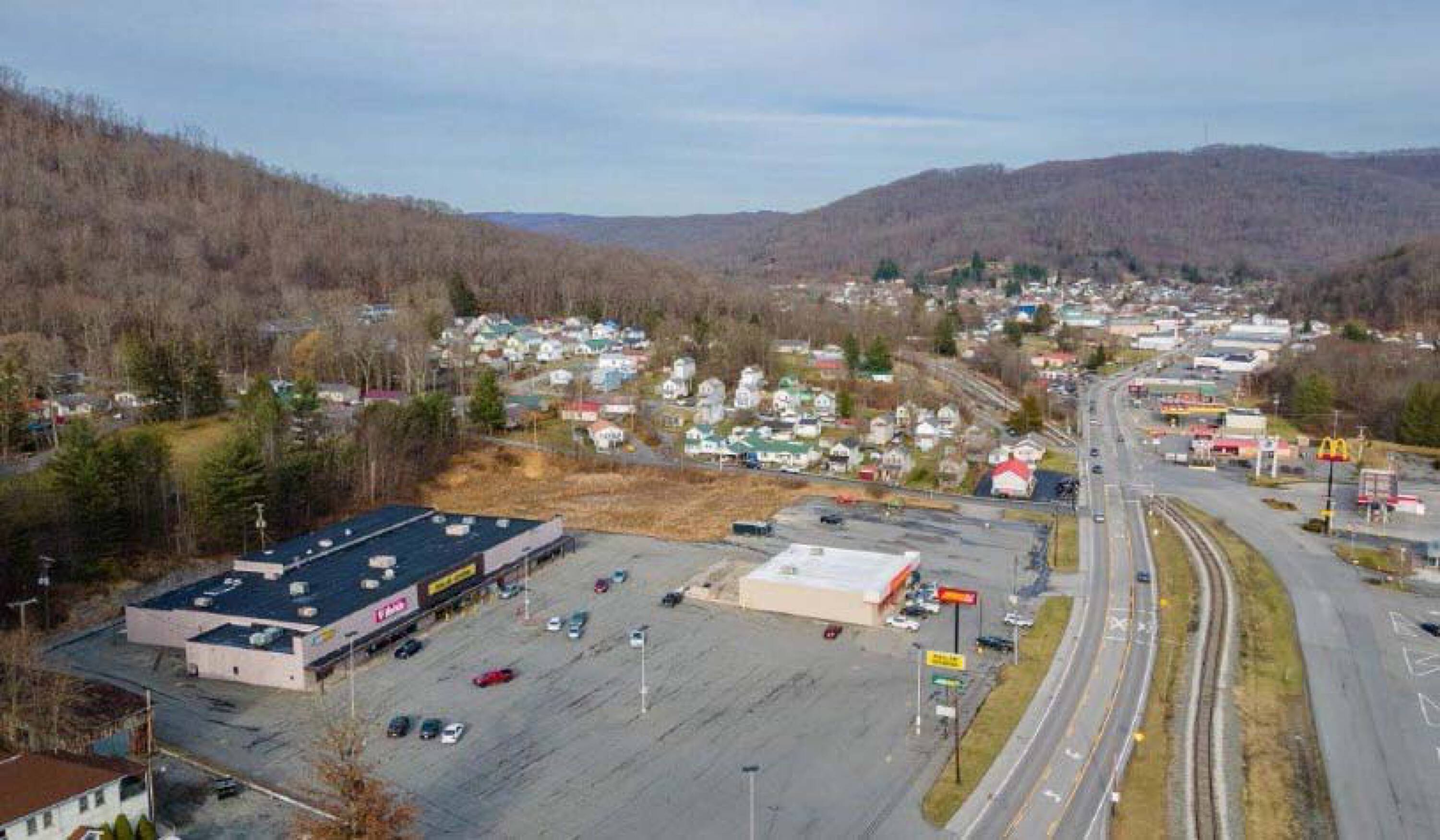 513 Kanawha Ave, Rainelle, WV 25962