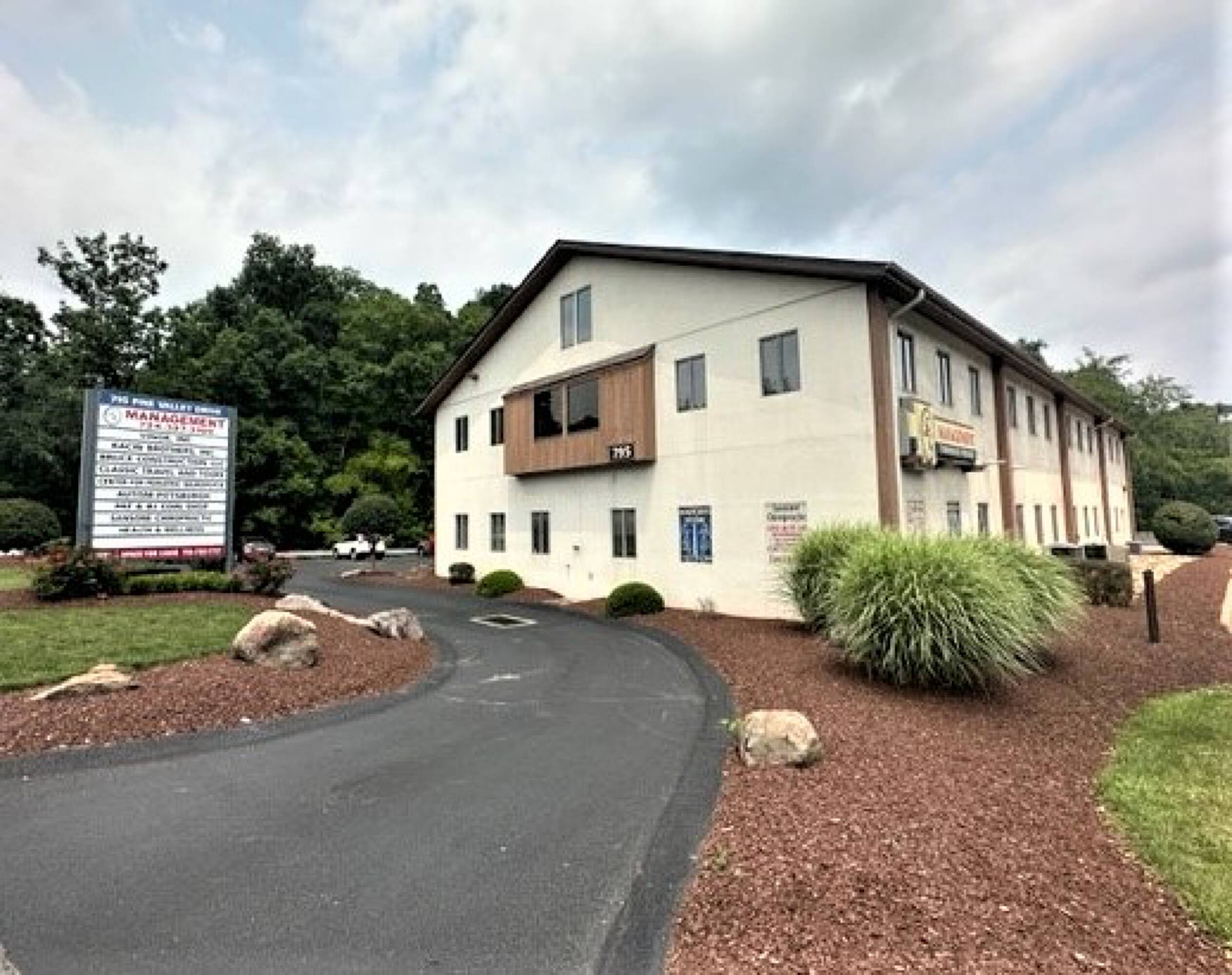 795 Pine Valley Dr, Pittsburgh, PA 15239