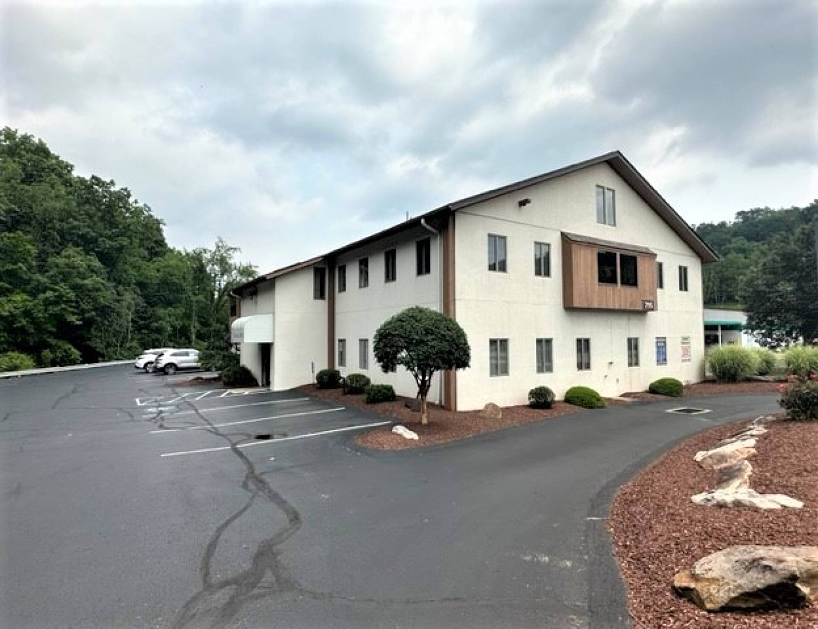 795 Pine Valley Dr, Pittsburgh, PA 15239