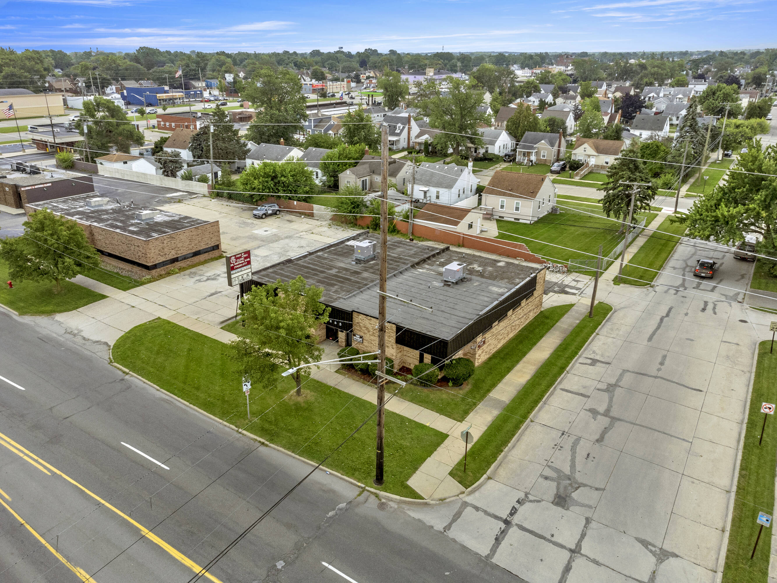 12885 Northline Rd, Southgate, MI 48195