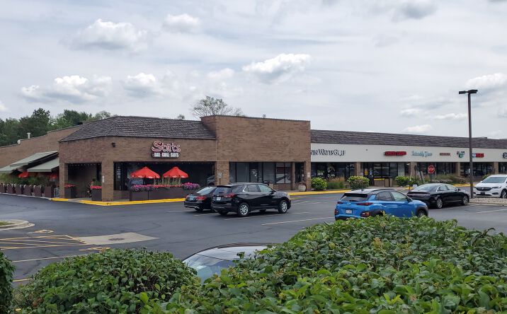 Pictures of Retail property located at 7201 Kingery Hwy, Willowbrook, IL 60527 for lease - image #1