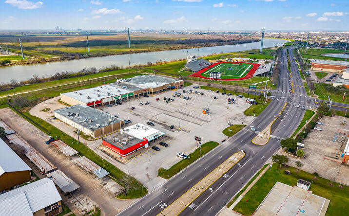 Pictures of Retail property located at 301-327 S Brazosport Blvd, Freeport, TX 77541 for lease - image #1