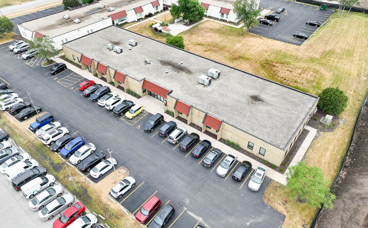 Pictures of Office property located at 355 Smoketree Plaza, North Aurora, IL 60542 for lease - image #1