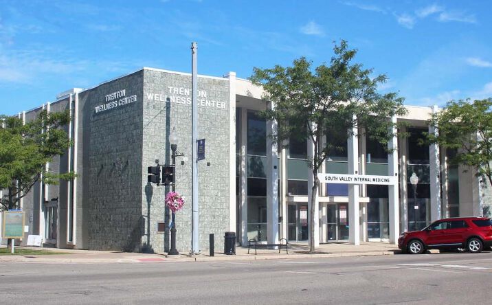 Pictures of Office property located at 2674 W Jefferson Ave, Trenton, MI 48183 for lease - image #1