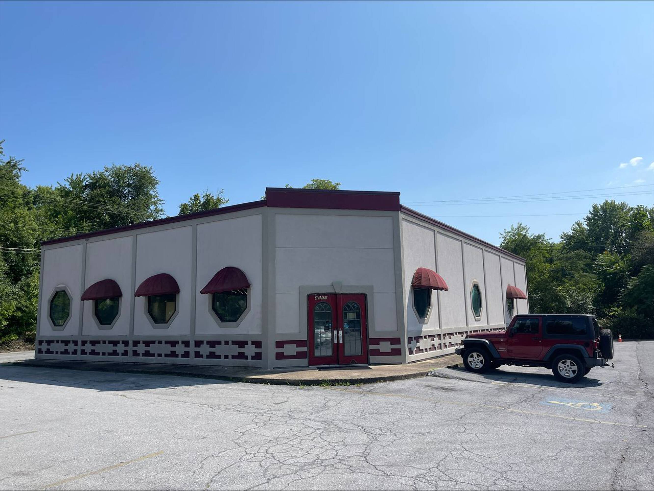 4260 Fort Henry Dr, Kingsport, TN 37663