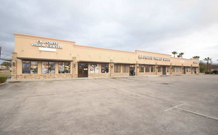 Pictures of Office property located at 401 W Fairmont Pkwy, La Porte, TX 77571 for lease - image #1