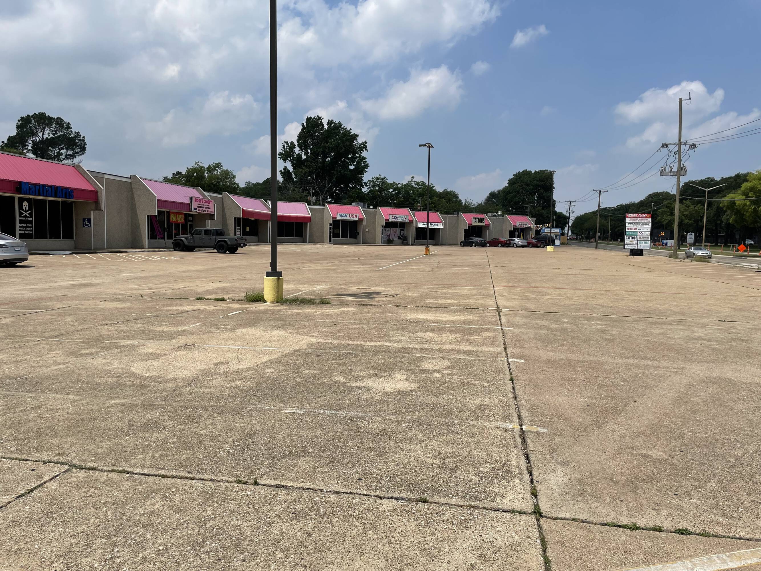 1300 W Arkansas Ln, Arlington, TX 76013