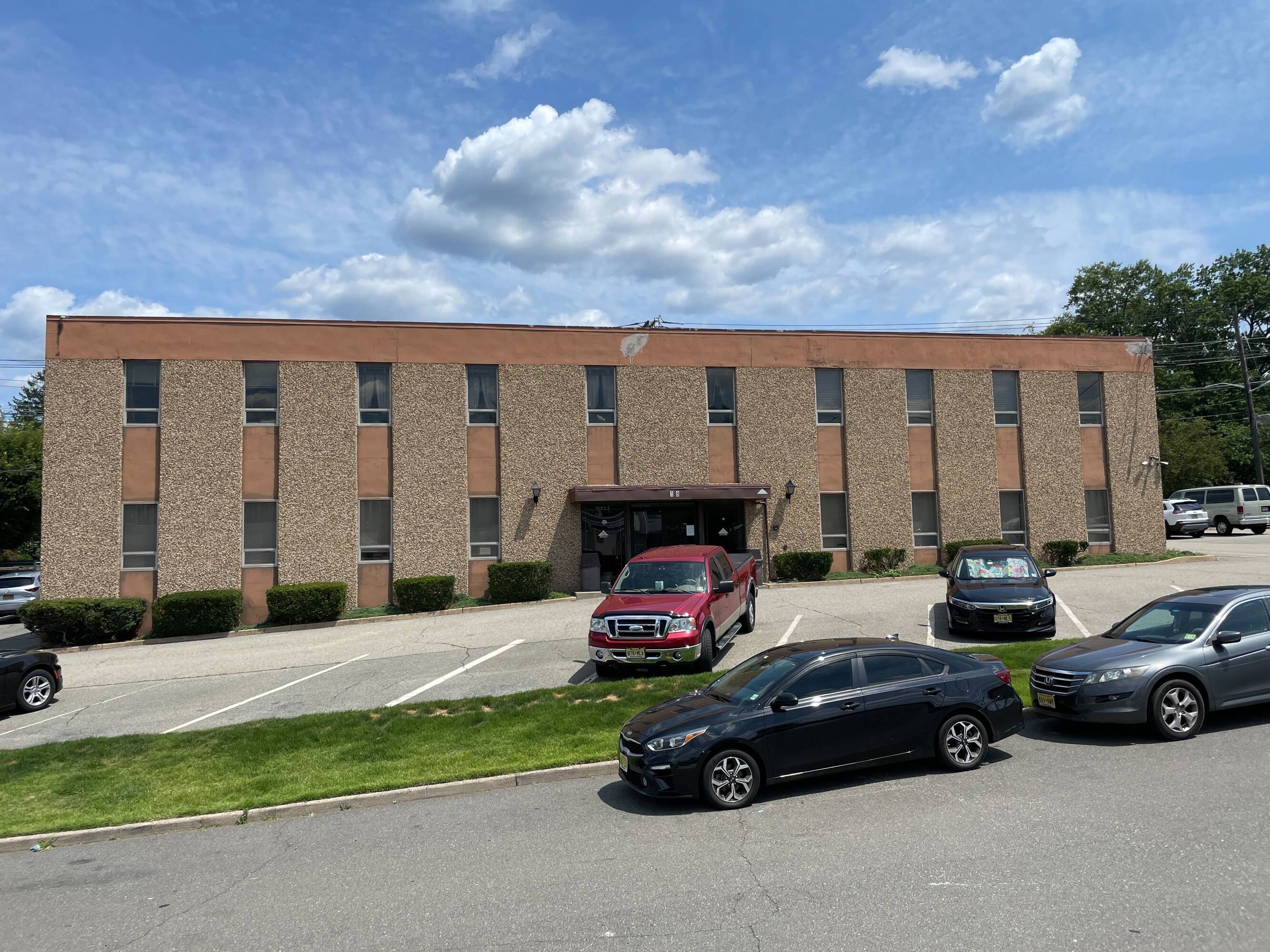 18 Overlook Ave, Rochelle Park, NJ 07662