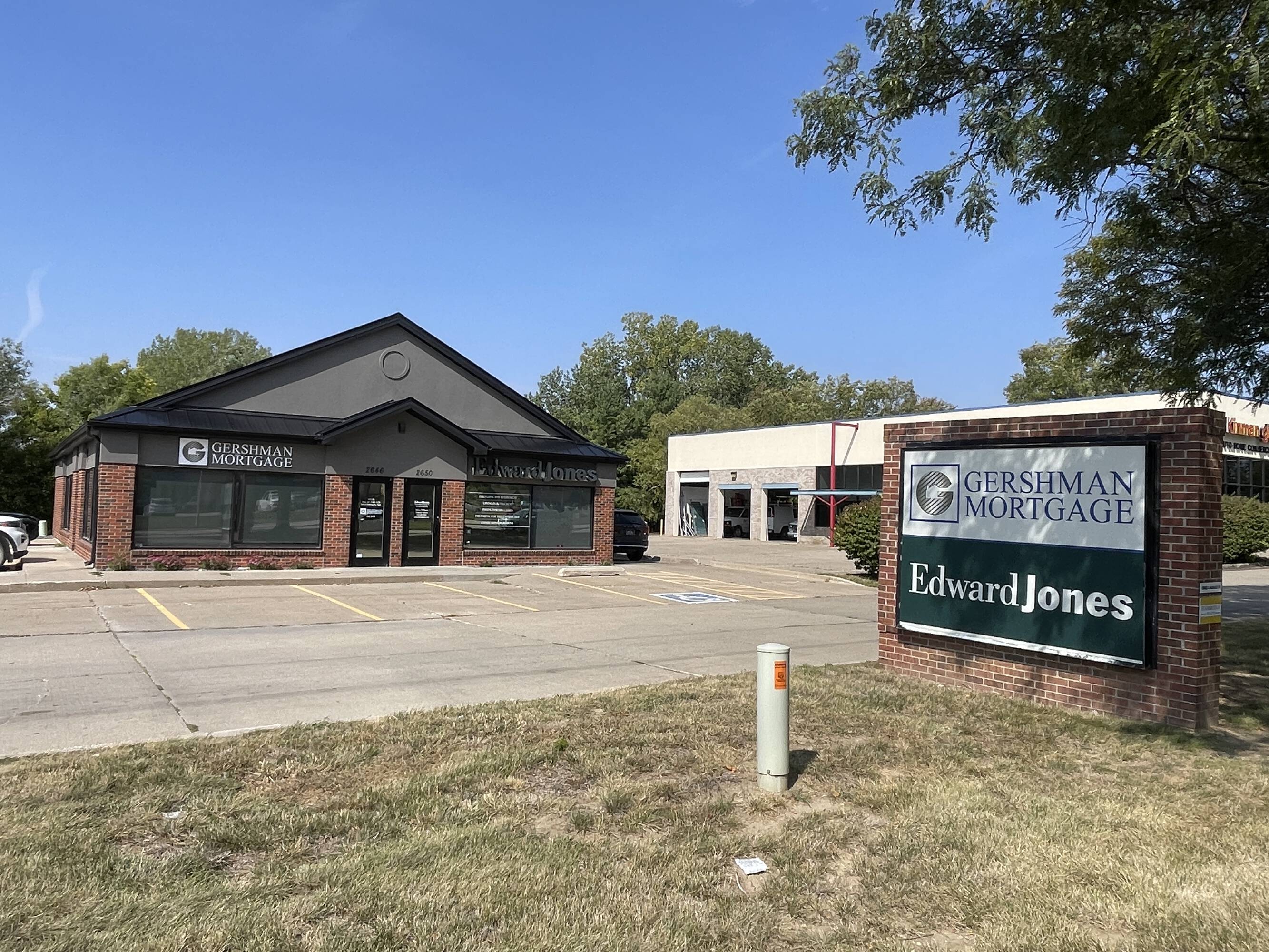 2464 100th St, Urbandale, IA 50322