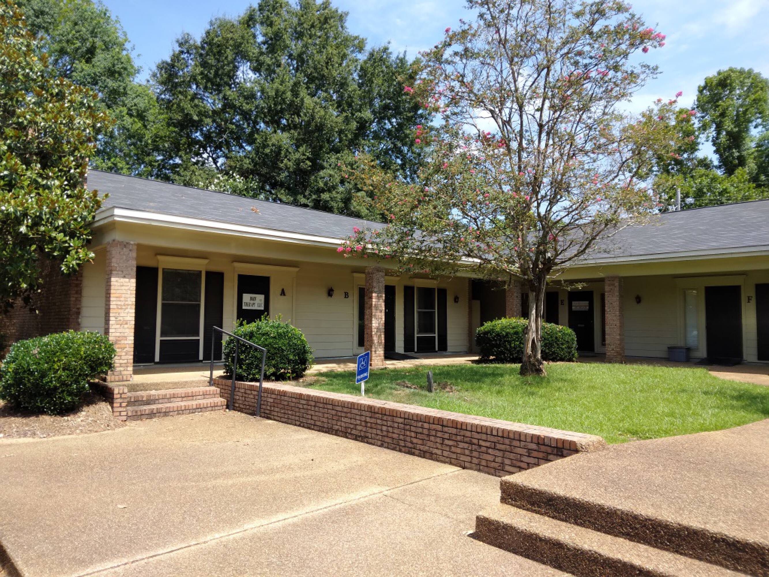 1900 Dunbarton Dr, Jackson, MS 39216