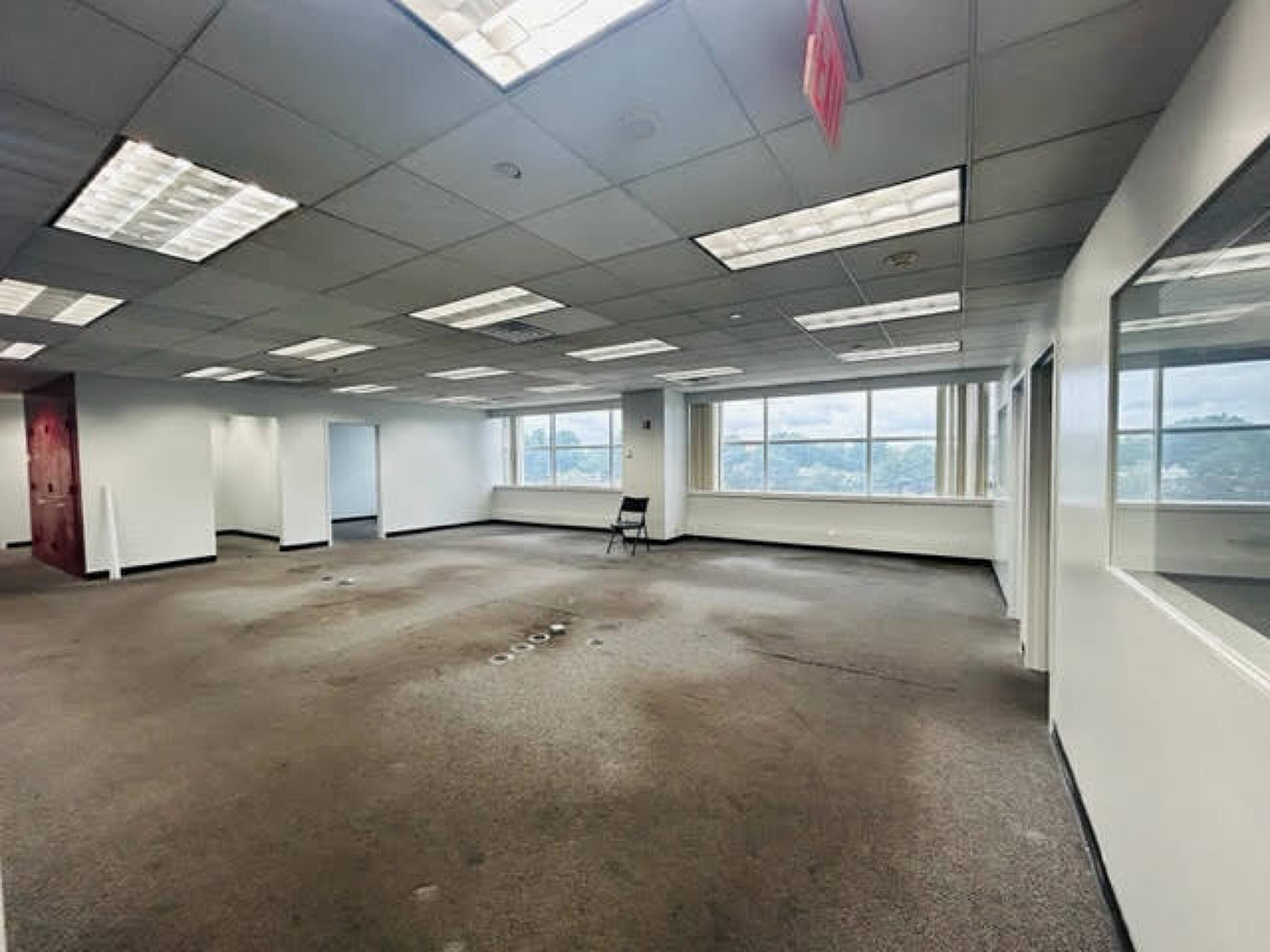 9 N Service Rd, Queens, NY 11430