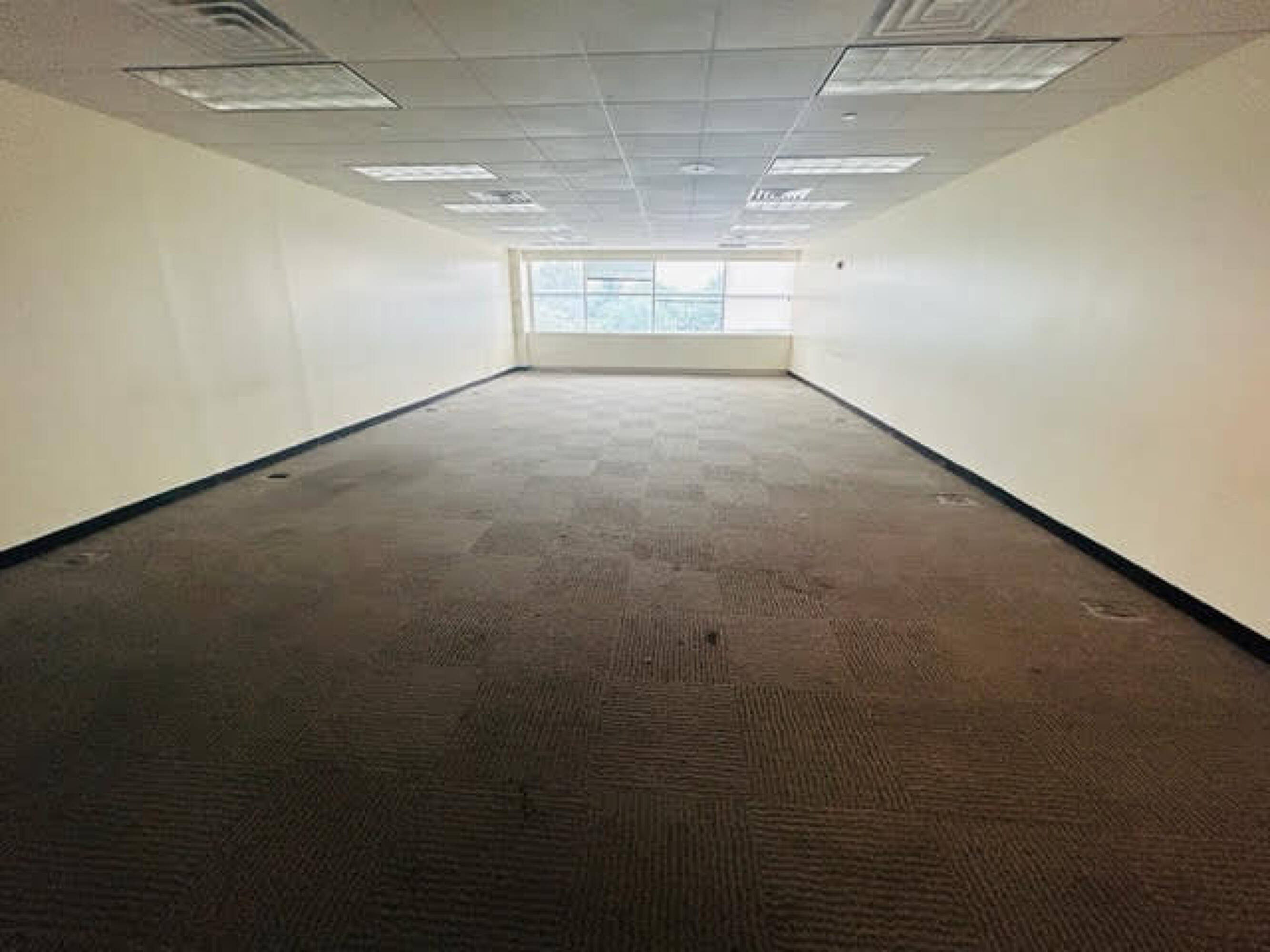 9 N Service Rd, Queens, NY 11430