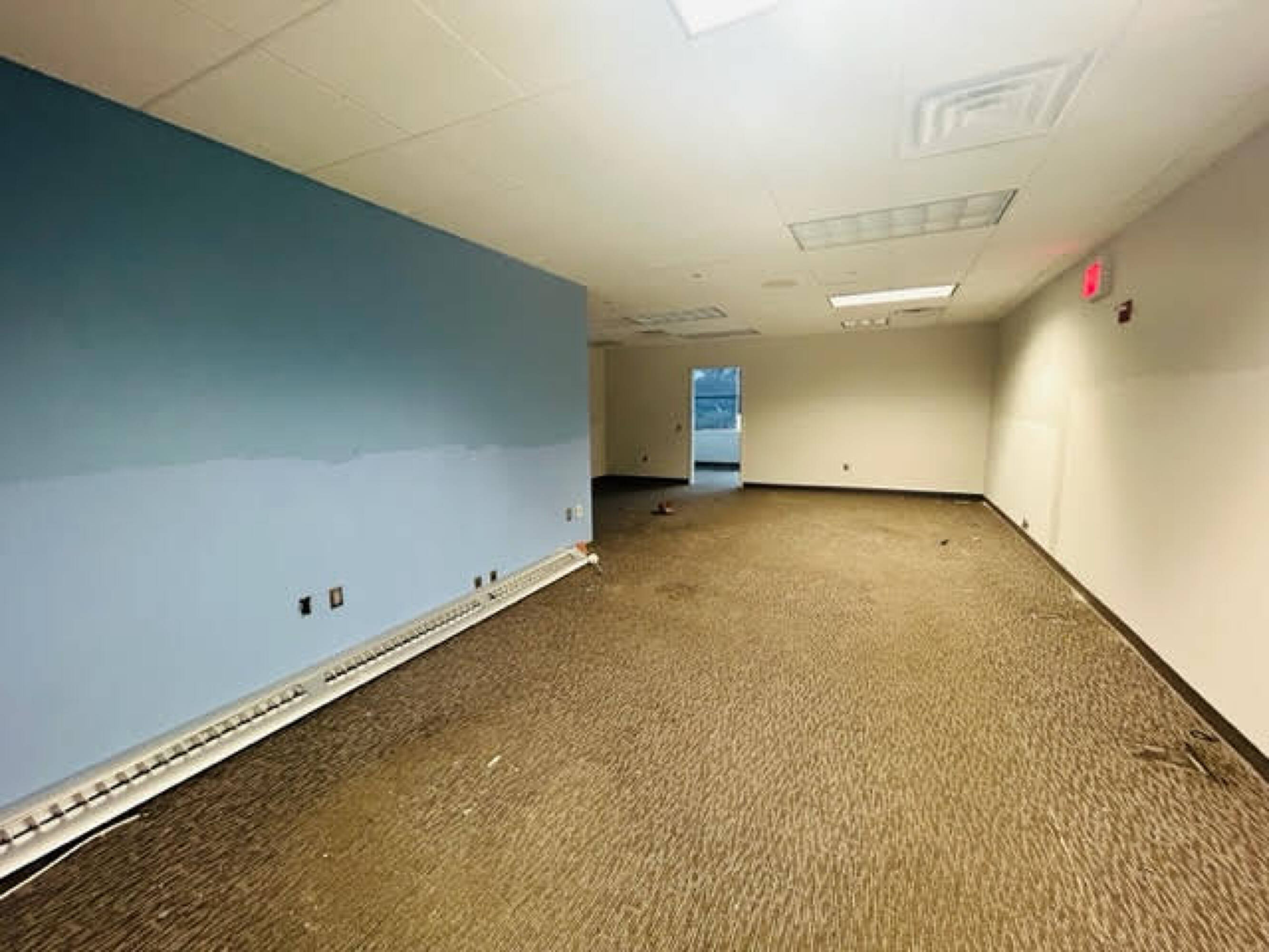 9 N Service Rd, Queens, NY 11430