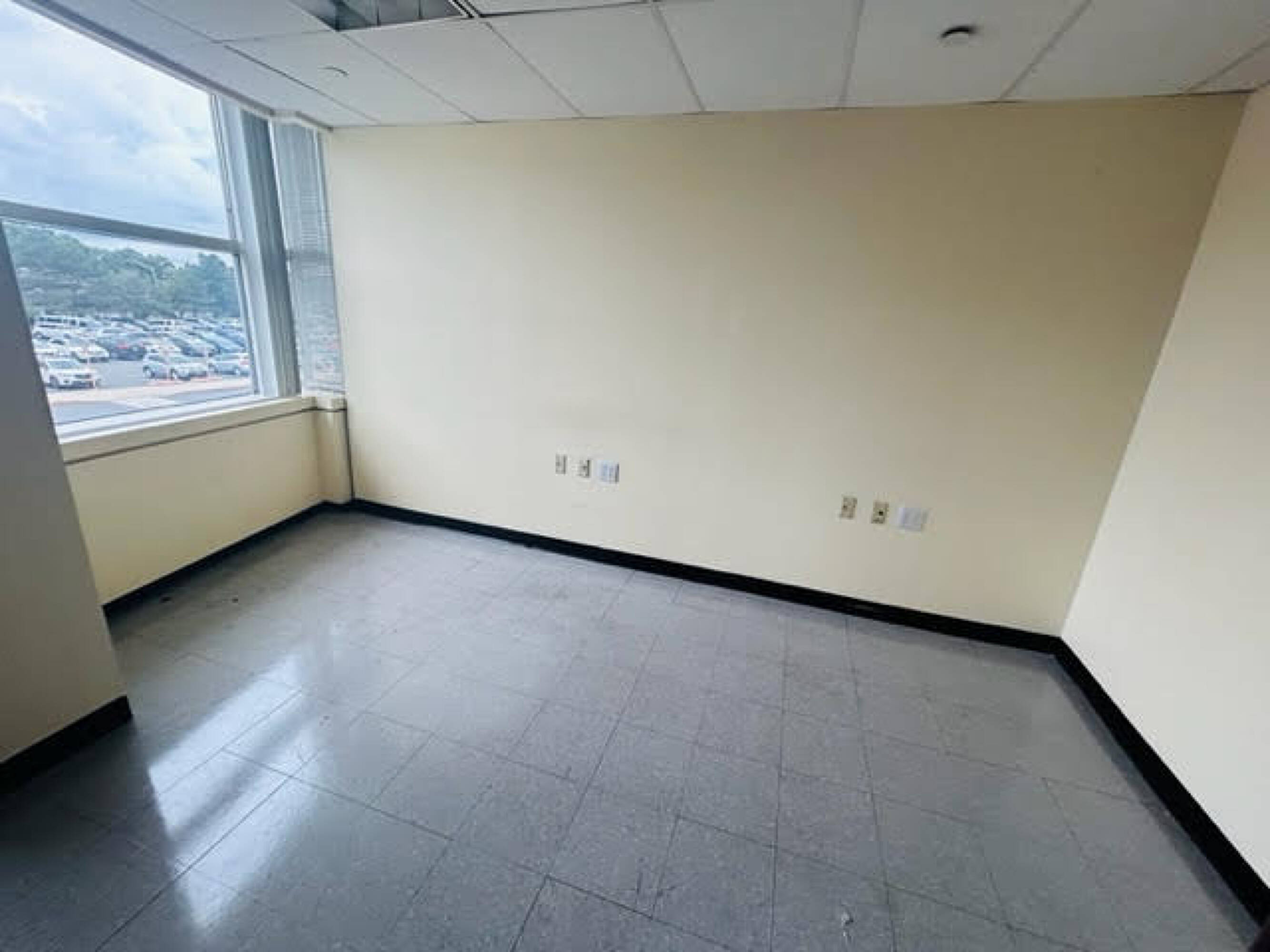 9 N Service Rd, Queens, NY 11430