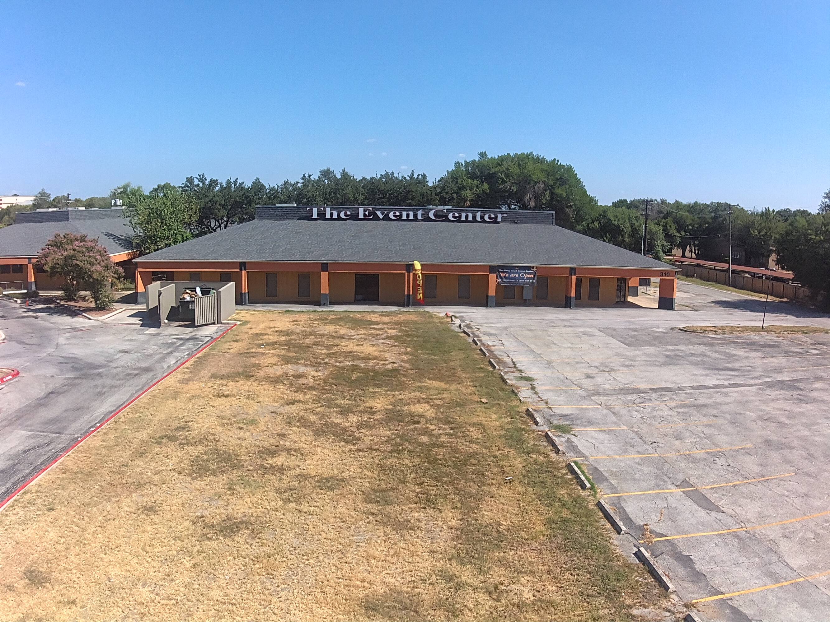 300 Kitty Hawk Rd, Universal City, TX 78148