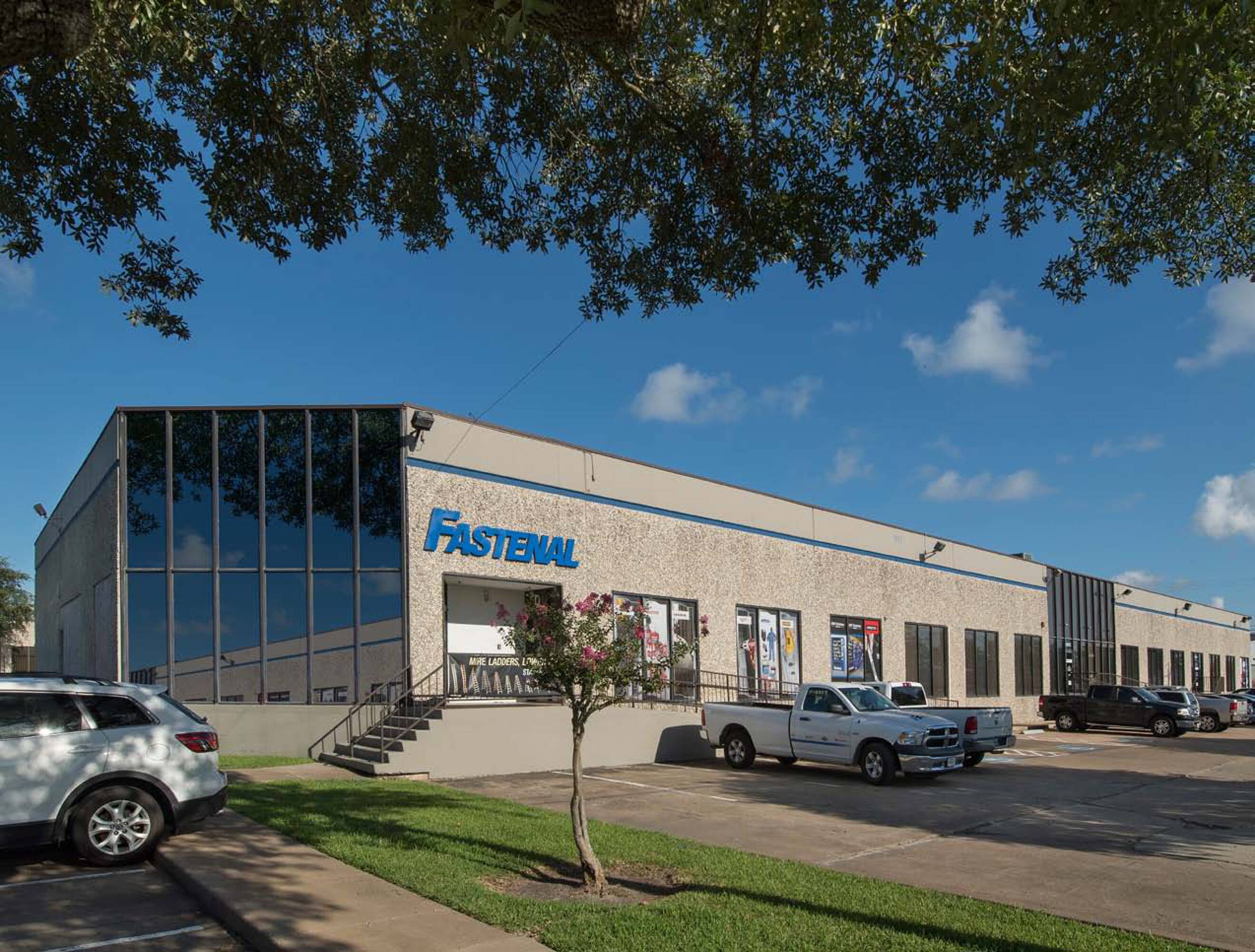 9187 Winkler Dr, Houston, TX 77017