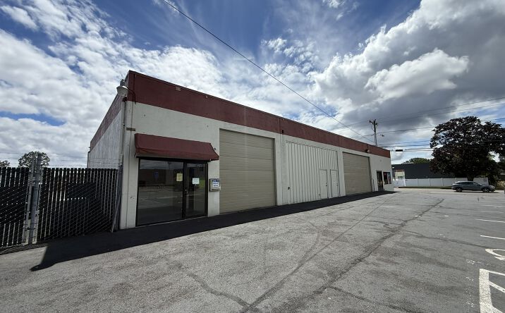 Pictures of Retail property located at 320 Lancaster Dr NE, Salem, OR 97301 for lease - image #1
