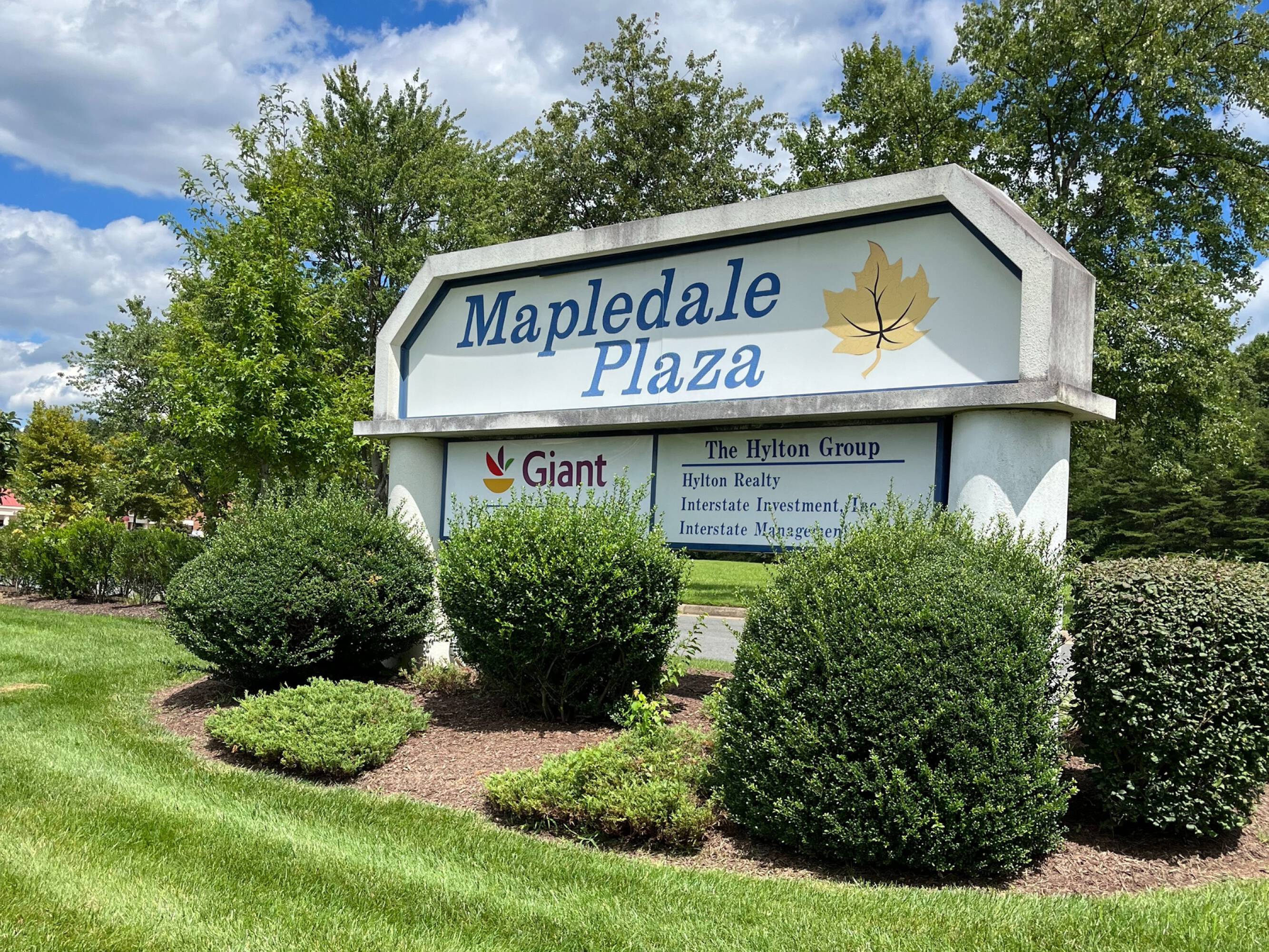 giant mapledale plaza