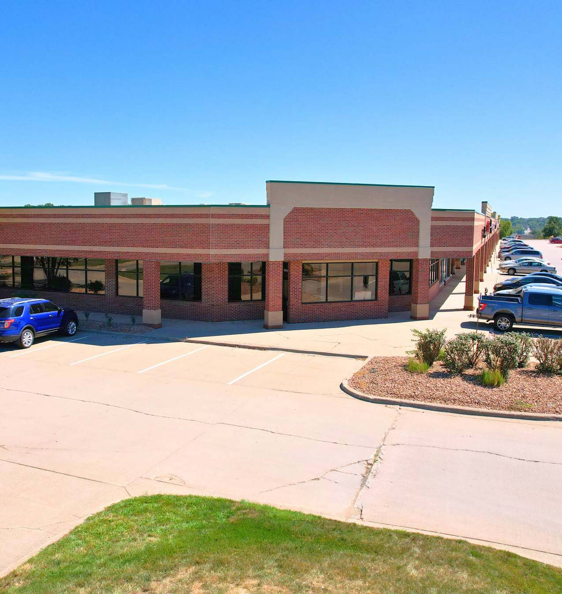 3281 100th St, Urbandale, IA 50322